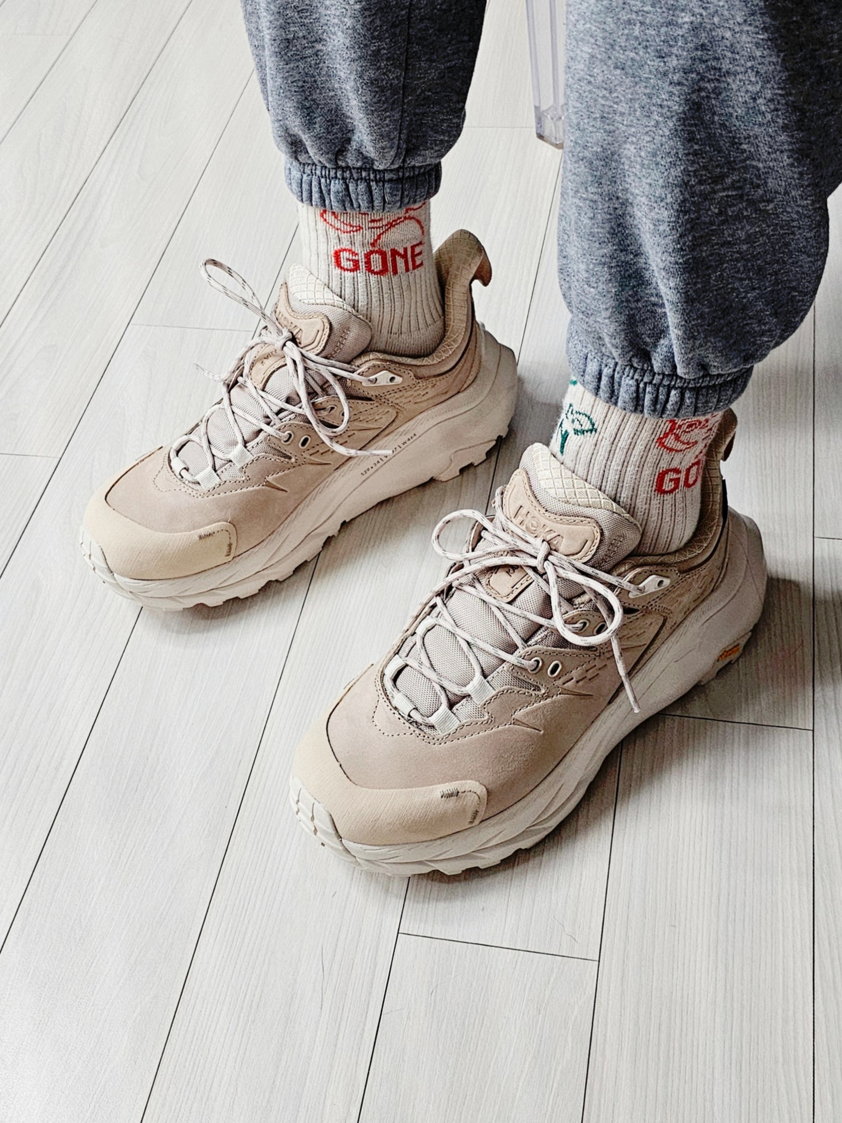 Hoka Kaha 2 Low Gore-Tex Shifting Sand 착용 스타일