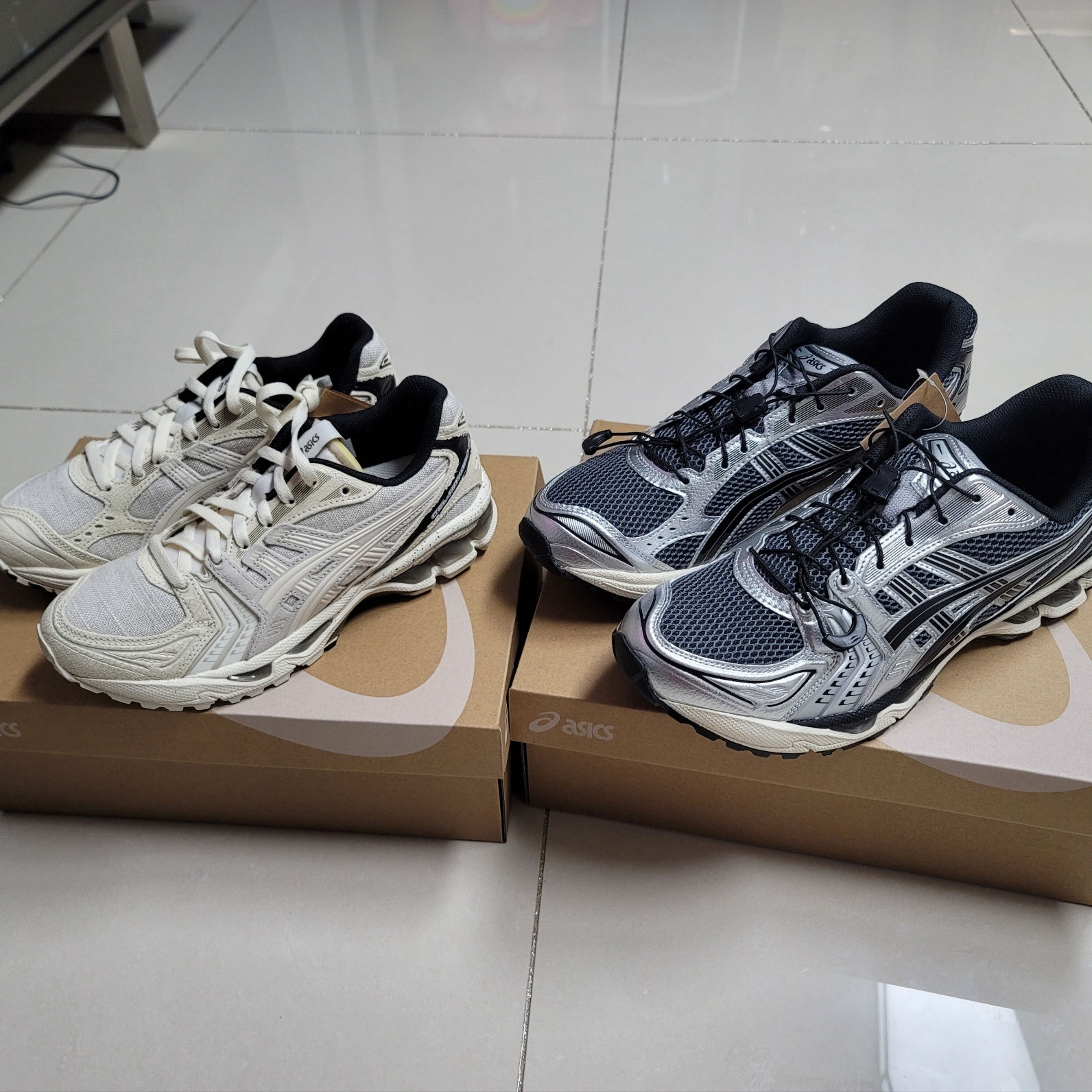 Asics Gel-Kayano 14 Imperfection Pack Cream, Asics Unlimited Gel-Kayano 14 Carrier Grey Black 착용 스타일 - 3