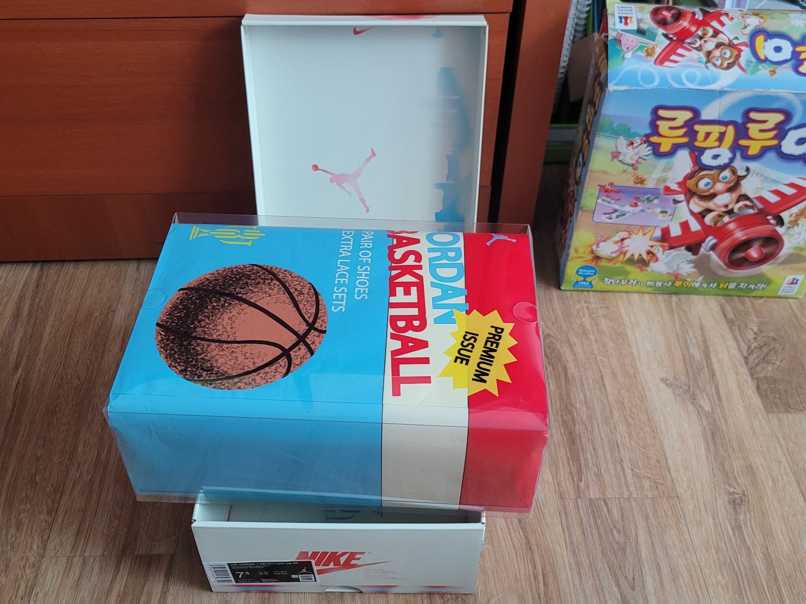 Jordan 1 x Trophy Room Retro Low OG SP Sail Varsity Red 착용 스타일 - 2