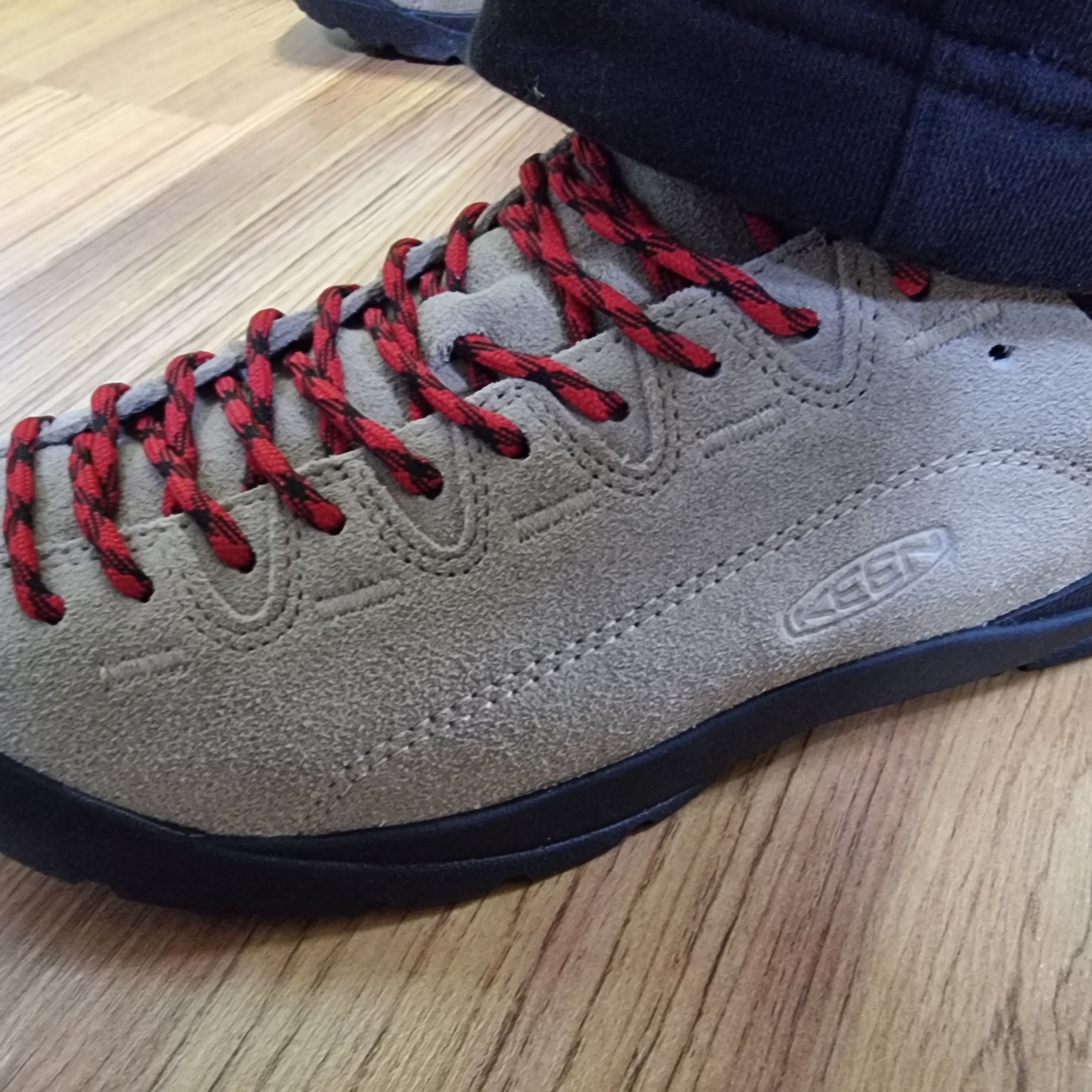 (W) Keen Jasper Suede Sneakers Silver Mink 착용 스타일 - 4