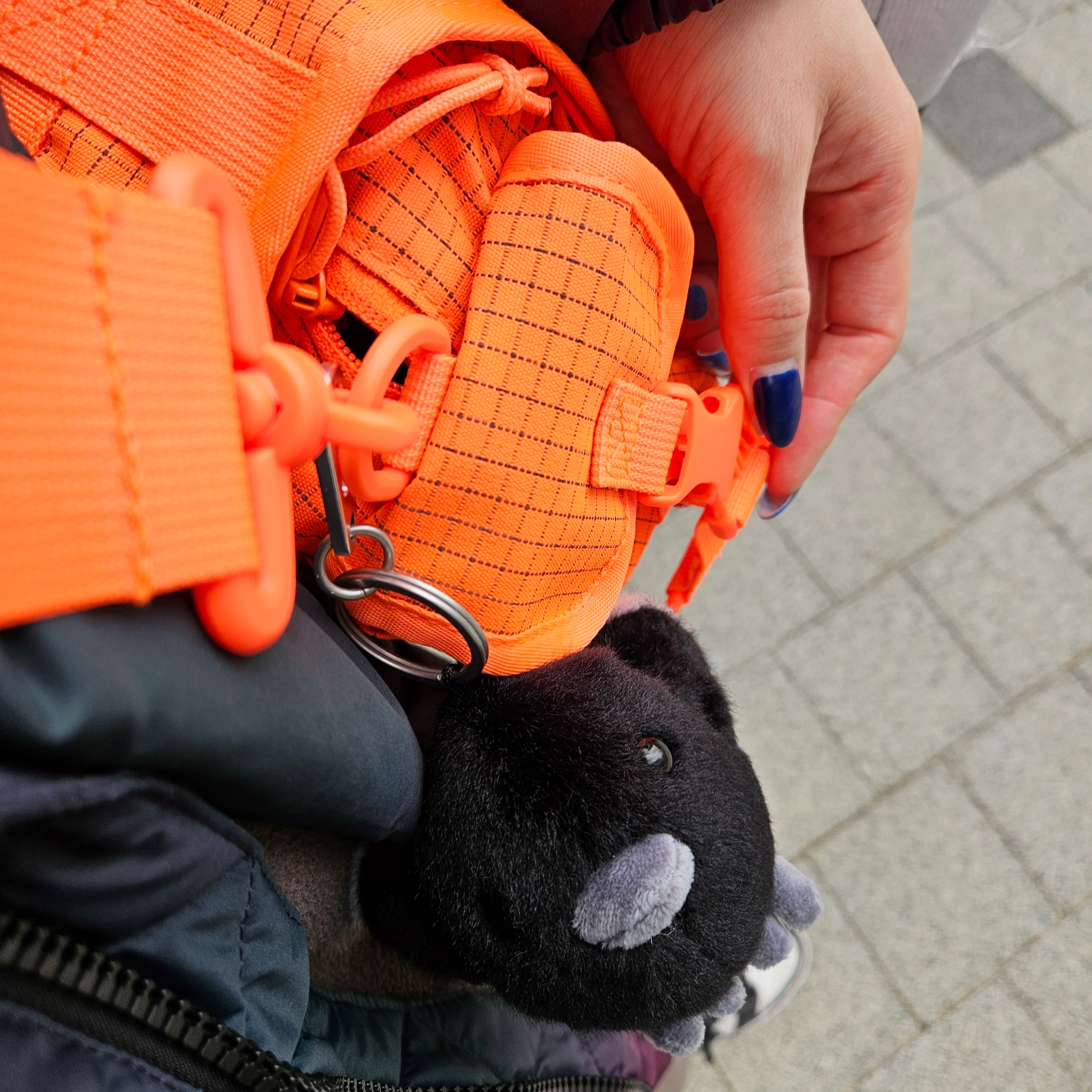Helinox Catchy Keyring Black, Supreme Mini Duffle Bag Orange - 24SS 착용 스타일