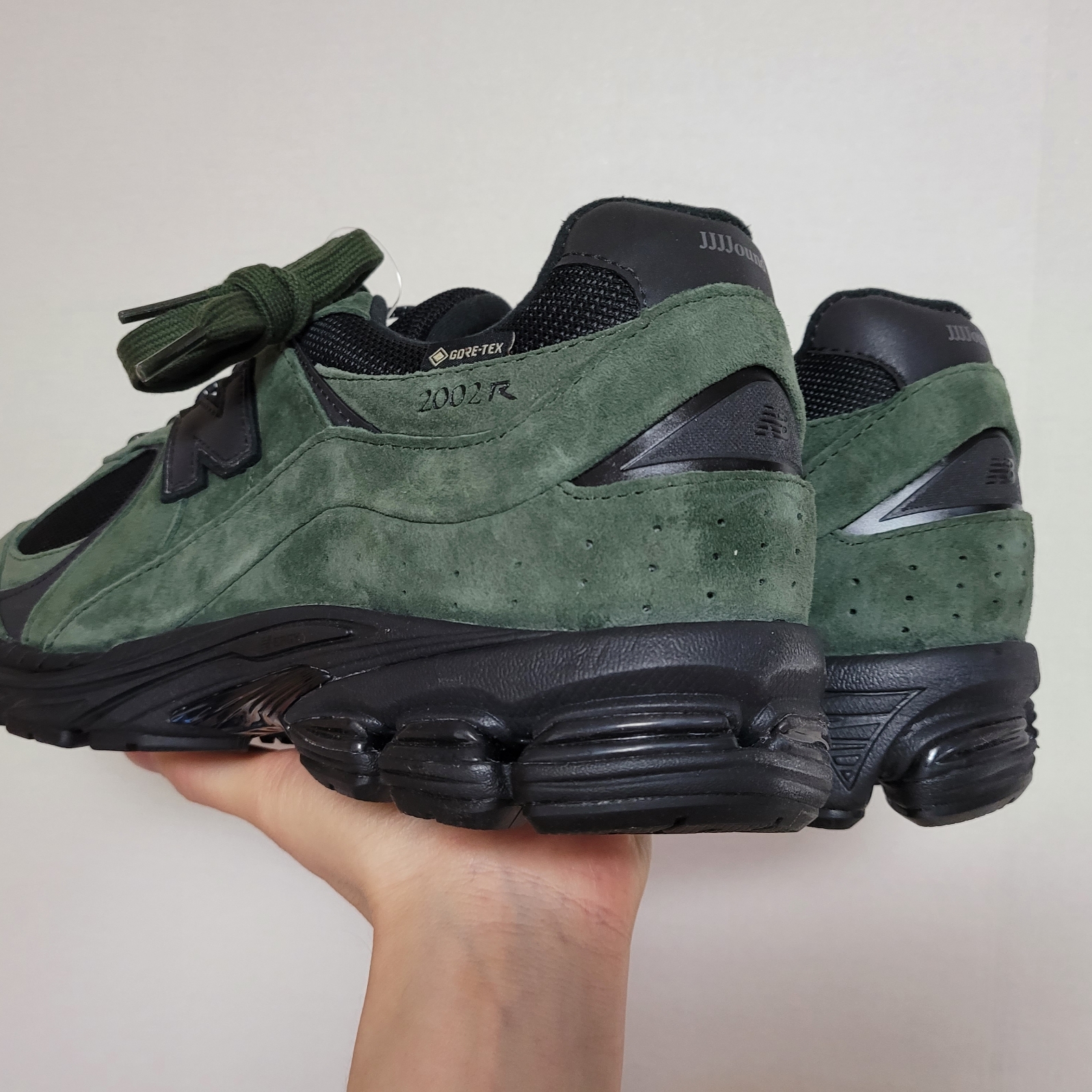 New Balance x JJJJound 2002R Gore-Tex Pine 착용 스타일 - 2