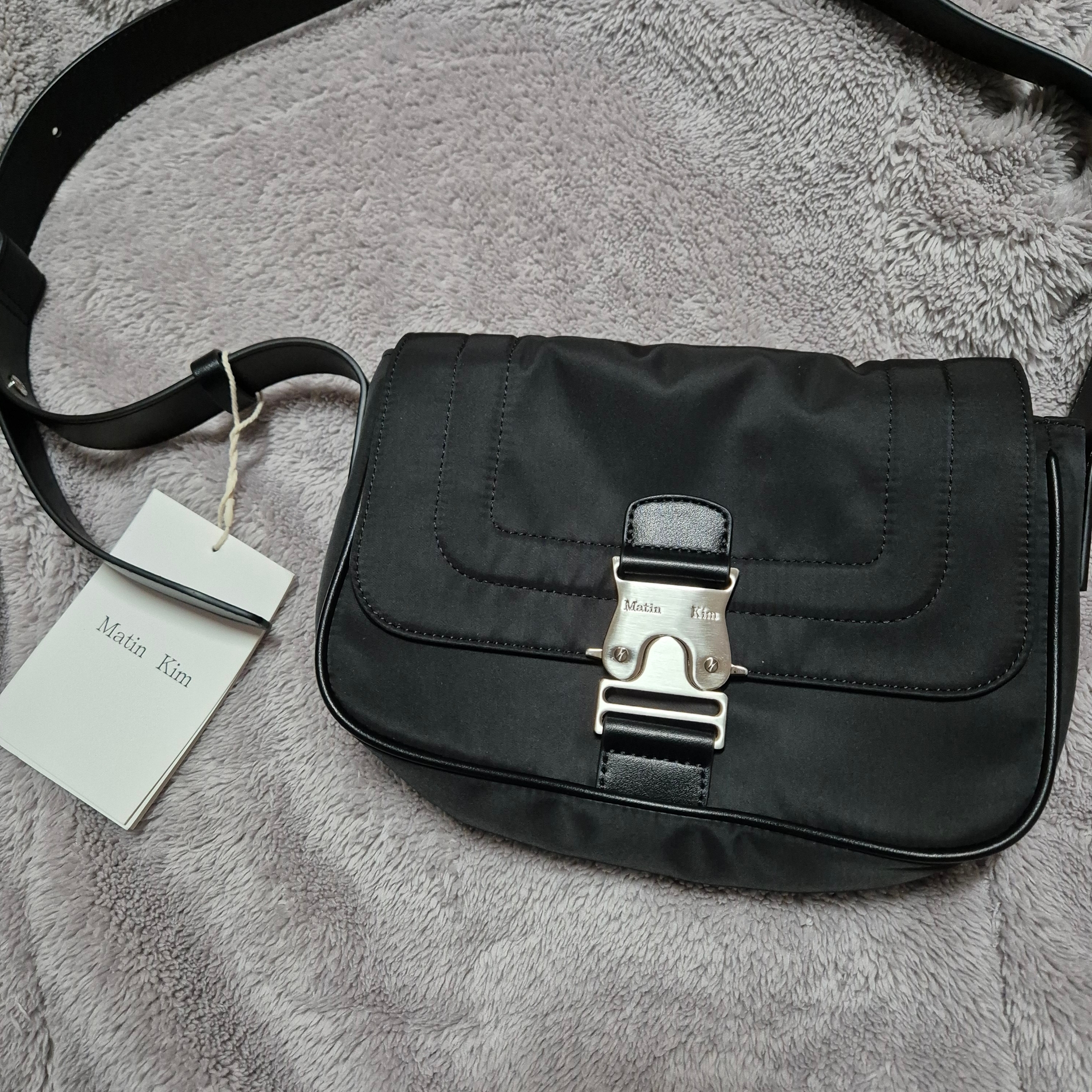 Matin Kim Mini Buckle Bag Black 착용 스타일 - 2