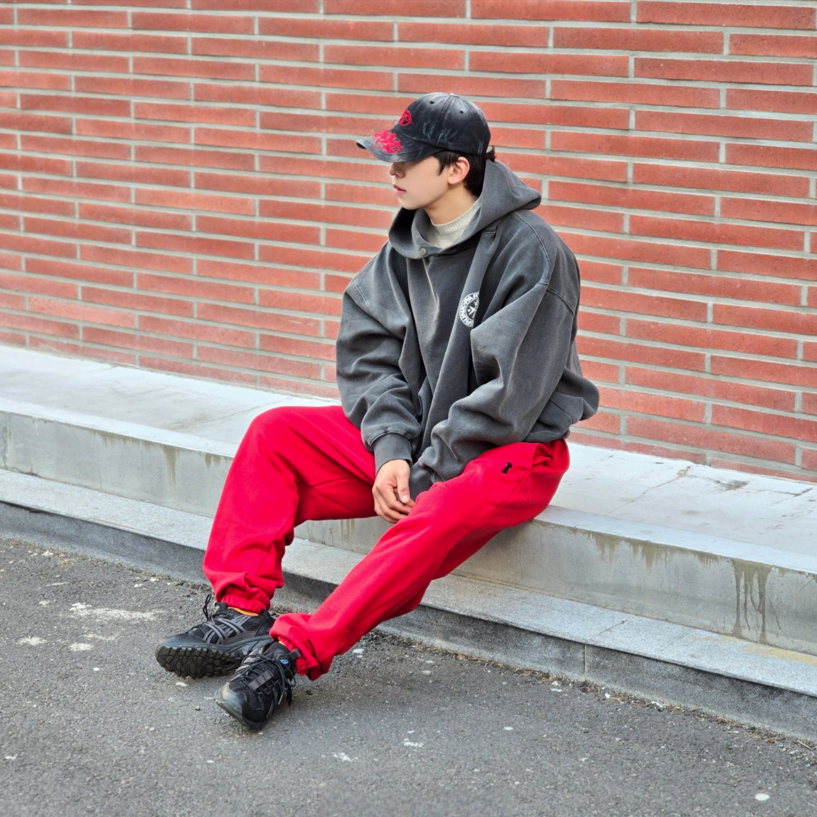 Punch Drunk Parties Circle Logo Garment Dyed Hoodie Charcoal, Asics Gel-Sonoma 15-50 Black Obsidian Grey 착용 스타일 - 3