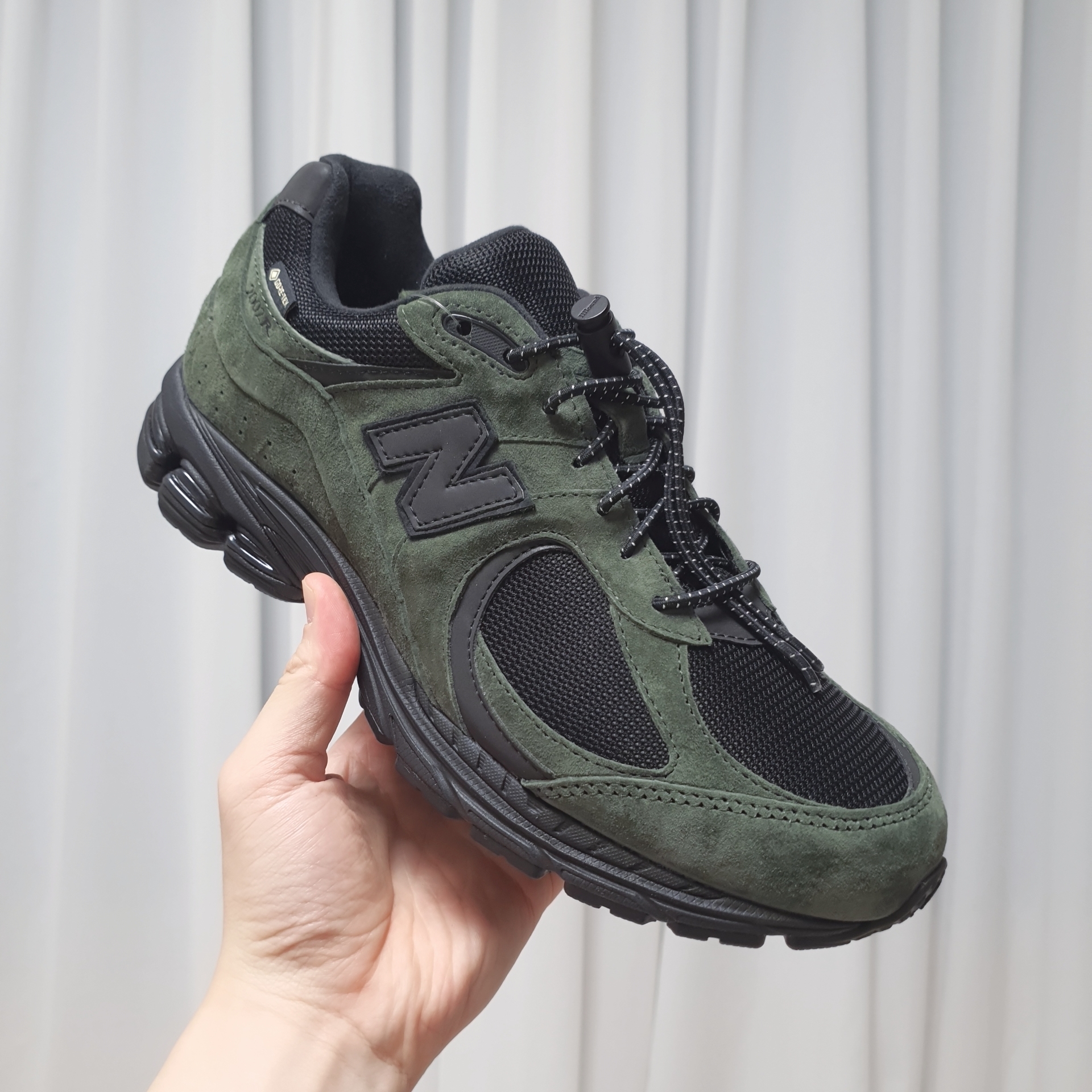 New Balance x JJJJound 2002R Gore-Tex Pine 착용 스타일 - 1