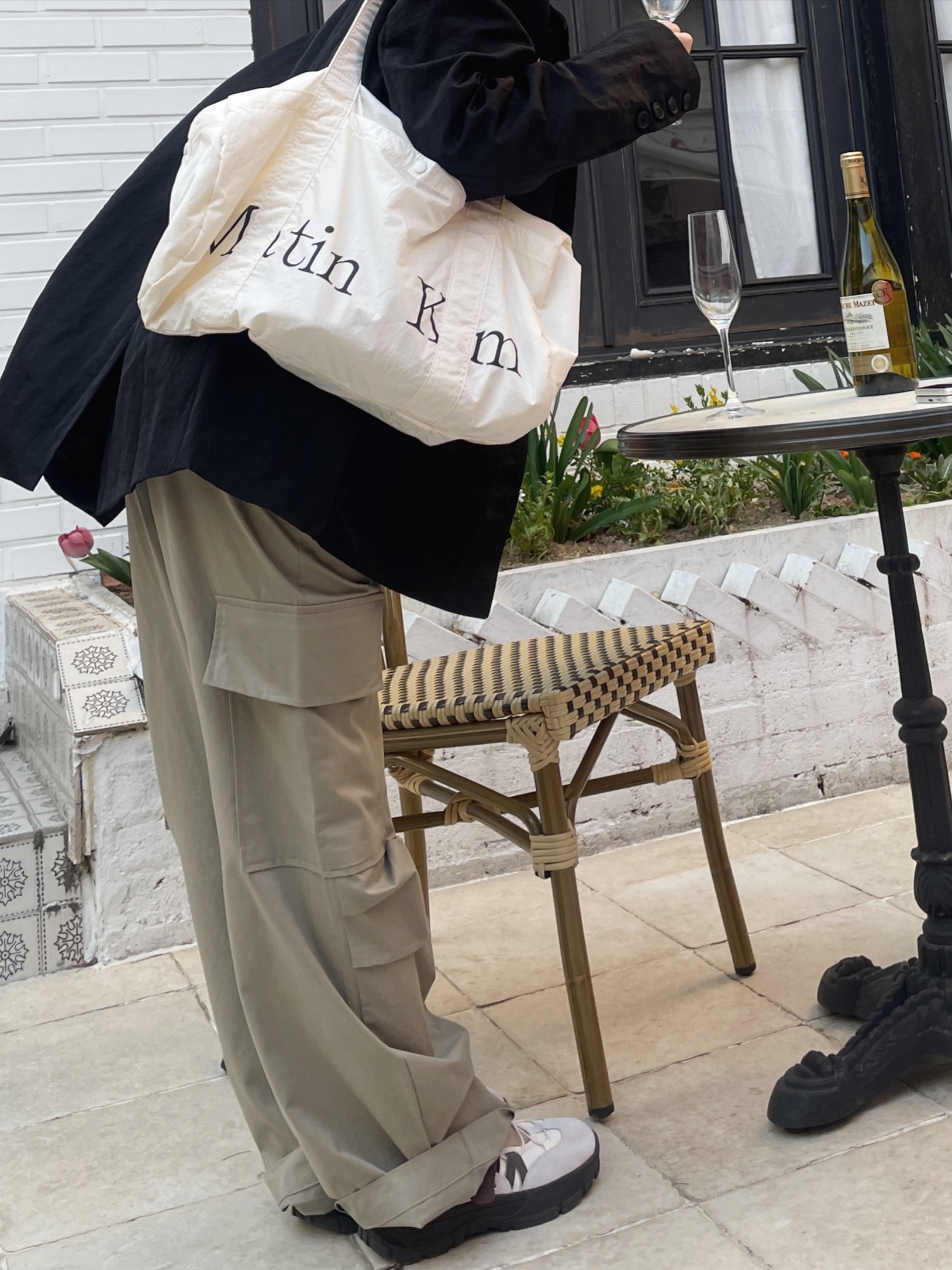 Matin Kim Logo Sporty Duffle Bag Ivory, (W) Rockfishweatherwear x Glowny Bryn Velcro Sneakers Ivory 착용 스타일 - 1