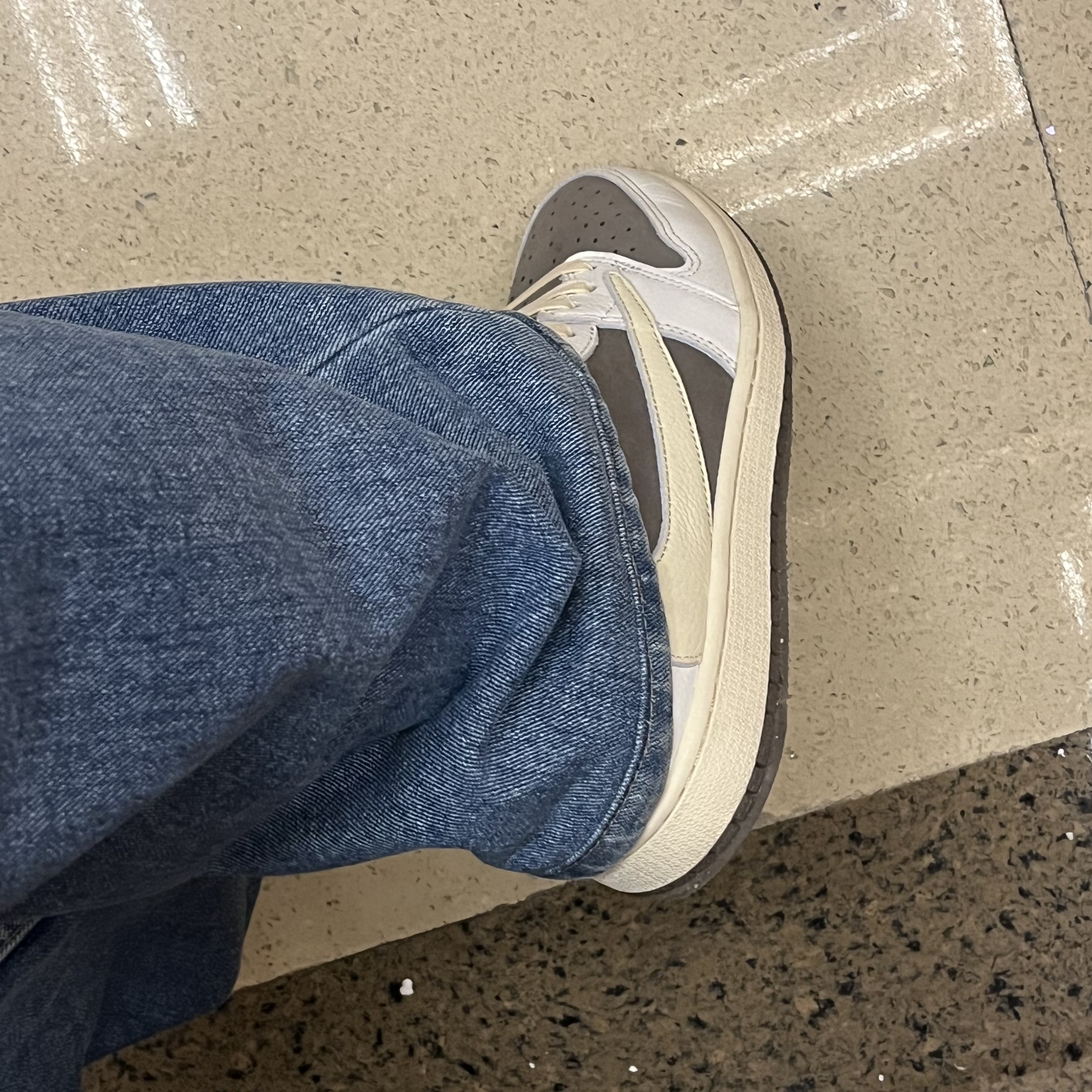 Jordan 1 x Travis Scott Retro Low OG SP Sail and Ridgerock 착용 스타일 - 2