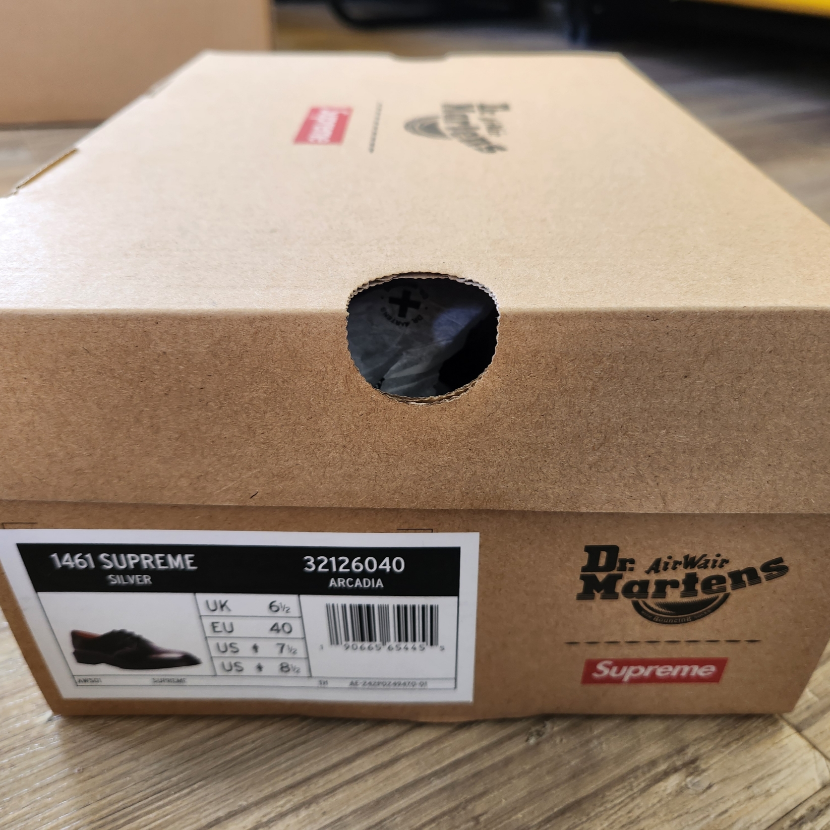 Dr. Martens x Supreme 1461 Gray Silver 착용 스타일 - 4