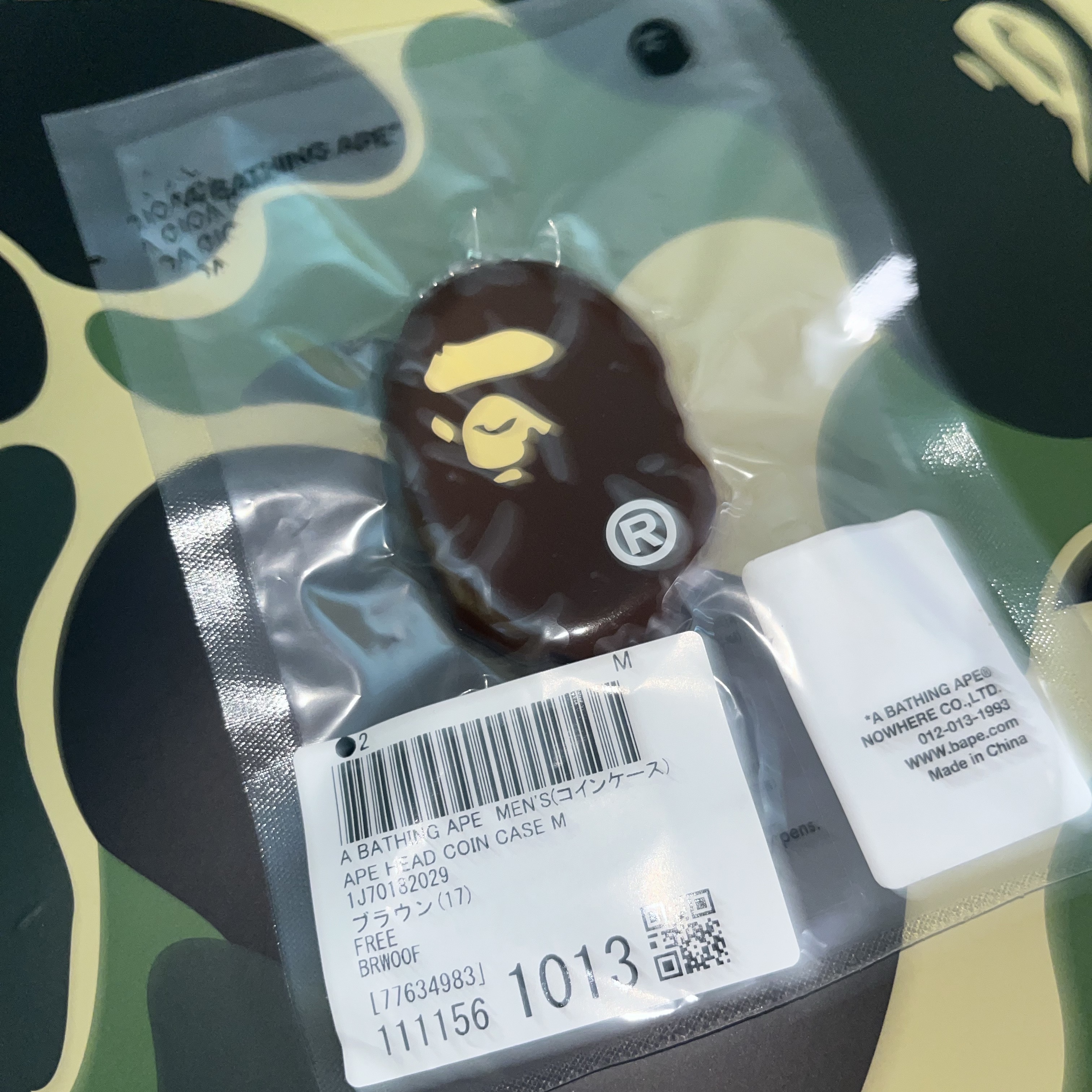 BAPE Ape Head Coin Case M Brown 착용 스타일