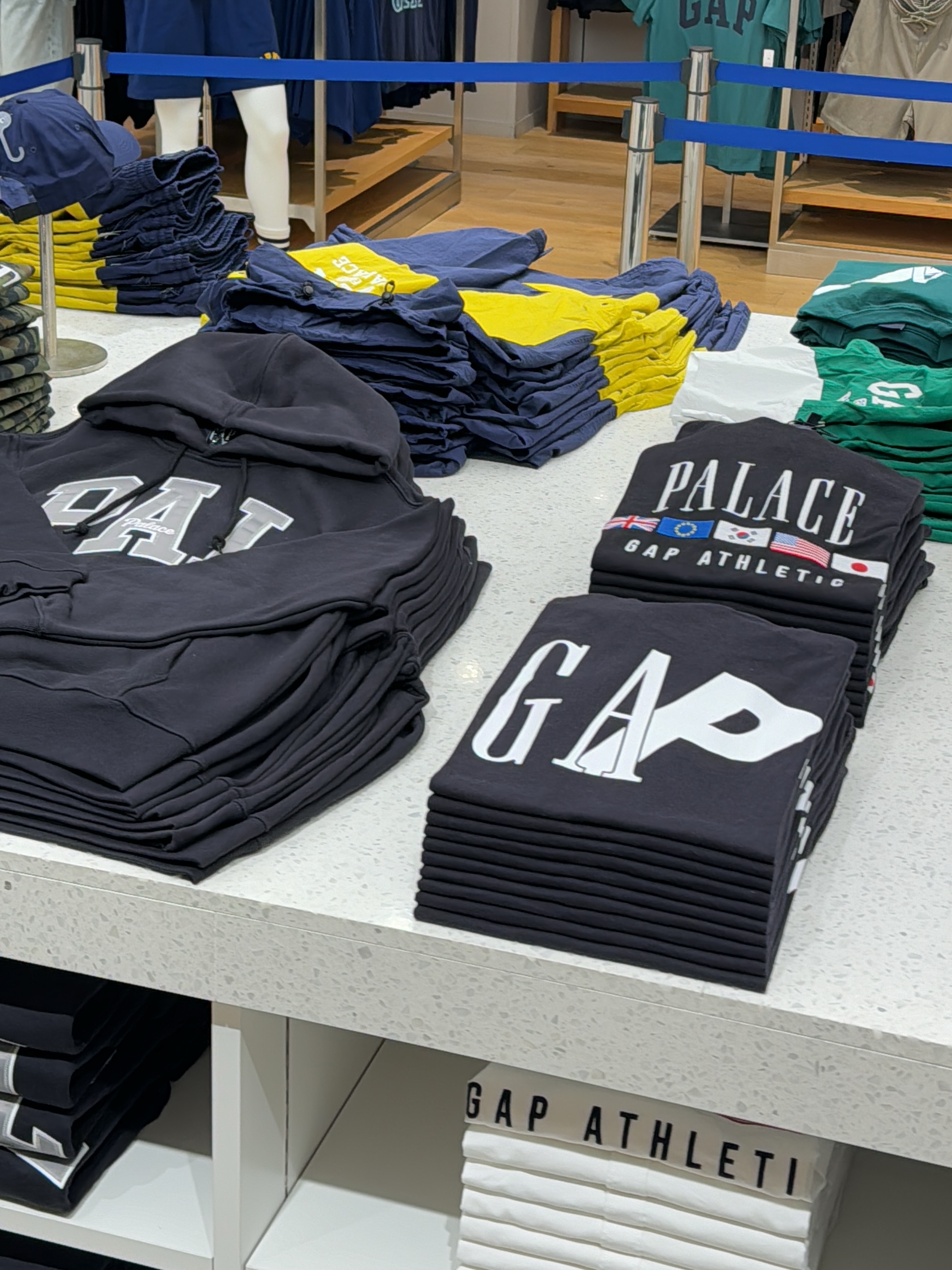 Palace x Gap Hood Black - 24SS, Palace x Gap T-Shirt Blue - 24SS 착용 스타일