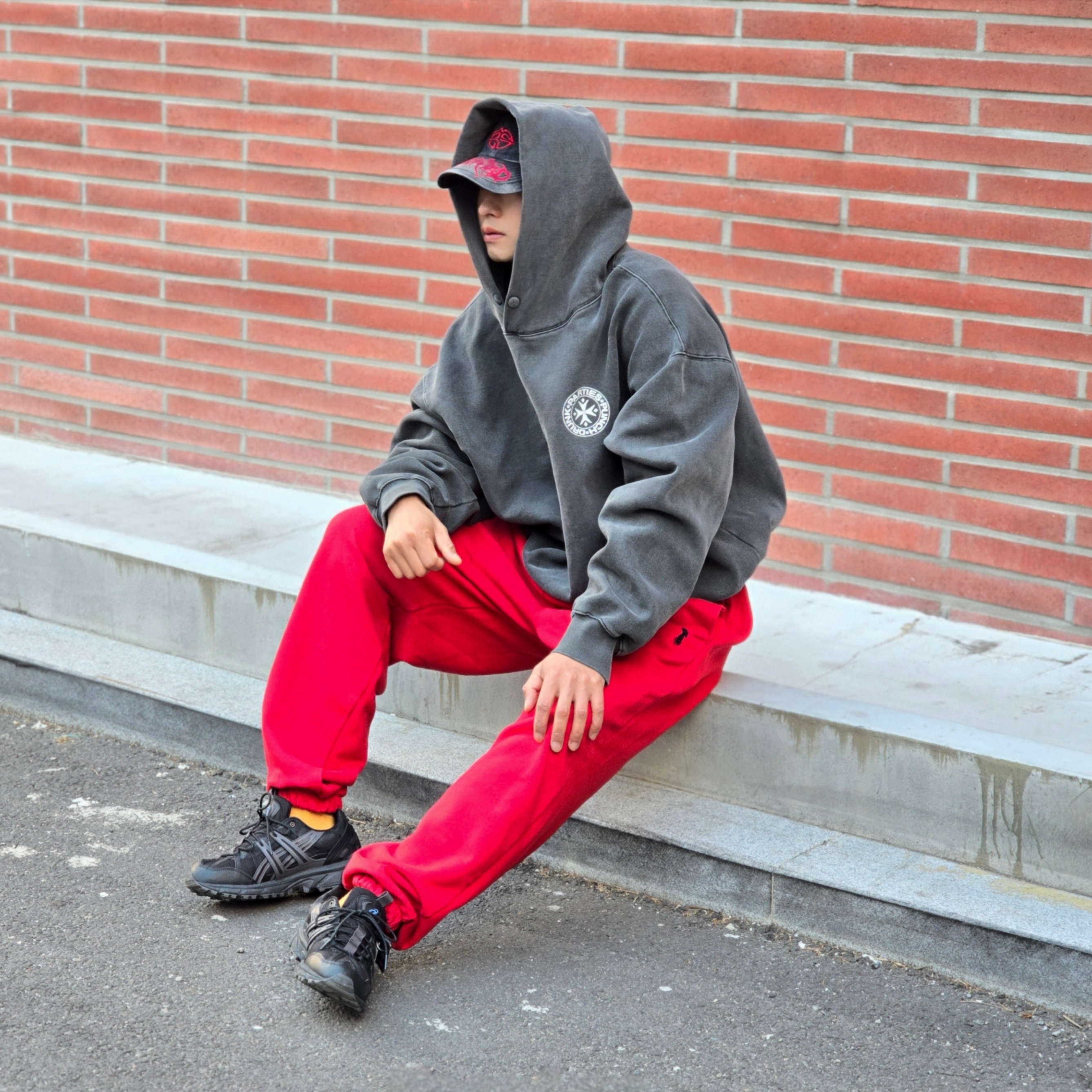Punch Drunk Parties Circle Logo Garment Dyed Hoodie Charcoal, Asics Gel-Sonoma 15-50 Black Obsidian Grey 착용 스타일 - 2