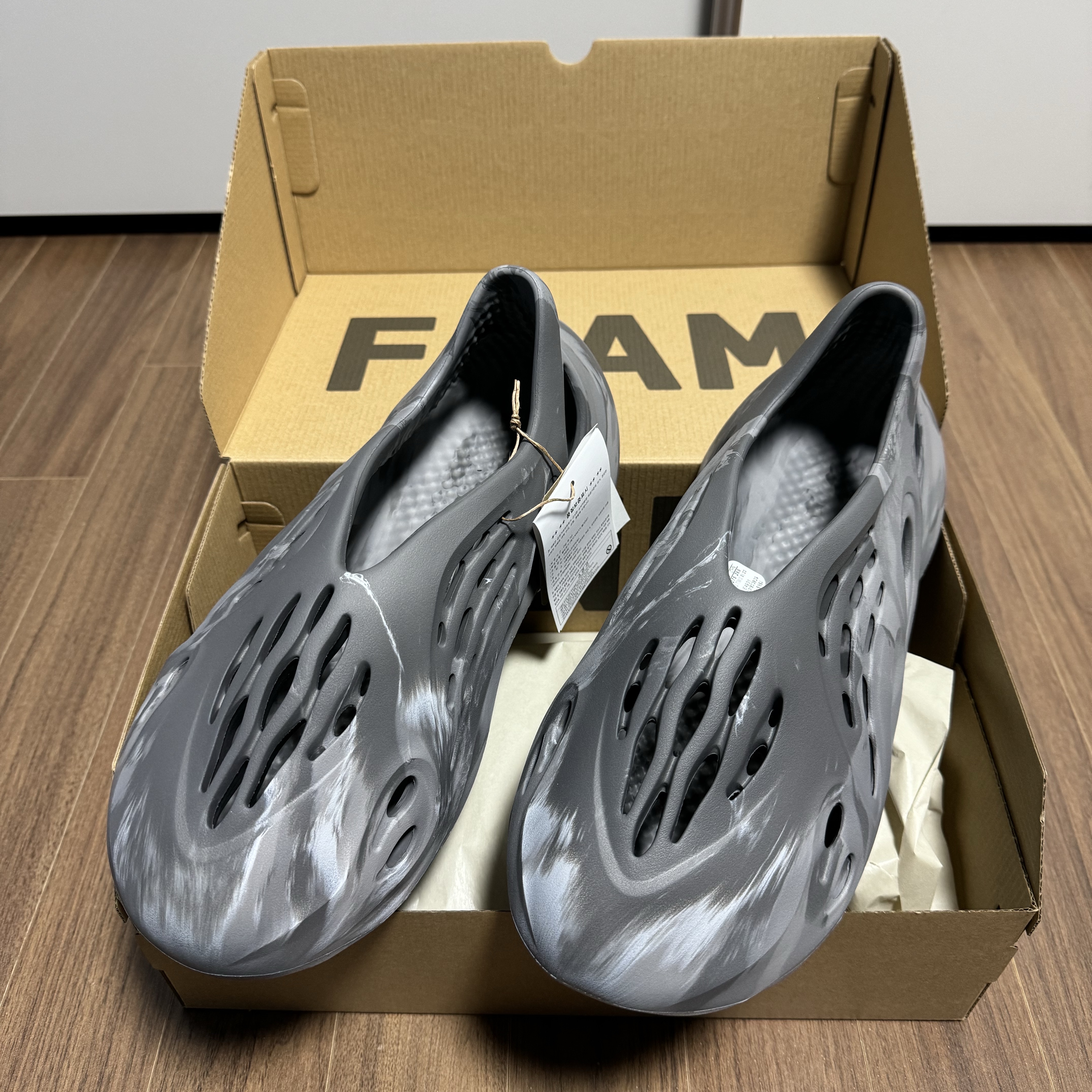 Adidas Yeezy Foam RNNR MX Granite 착용 스타일