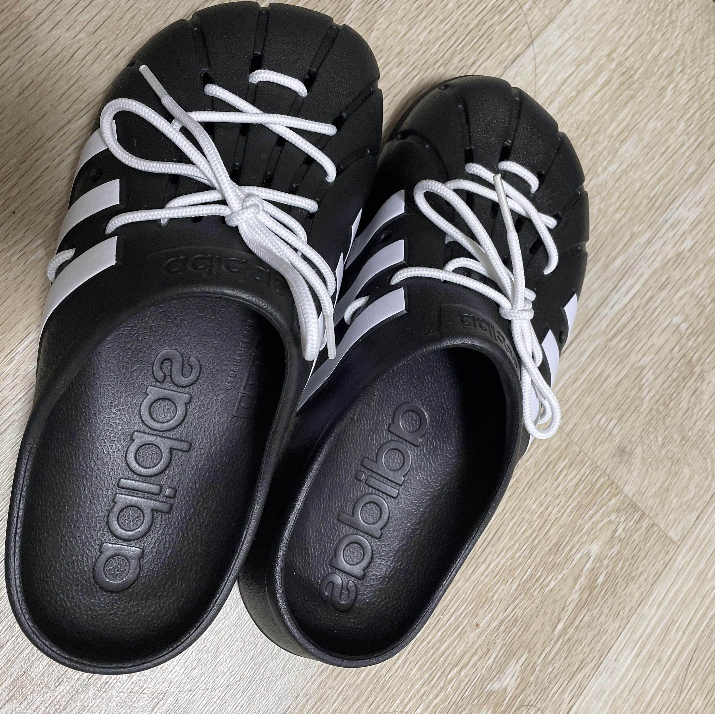 Adidas Adilette Clog Black White 착용 스타일 - 2