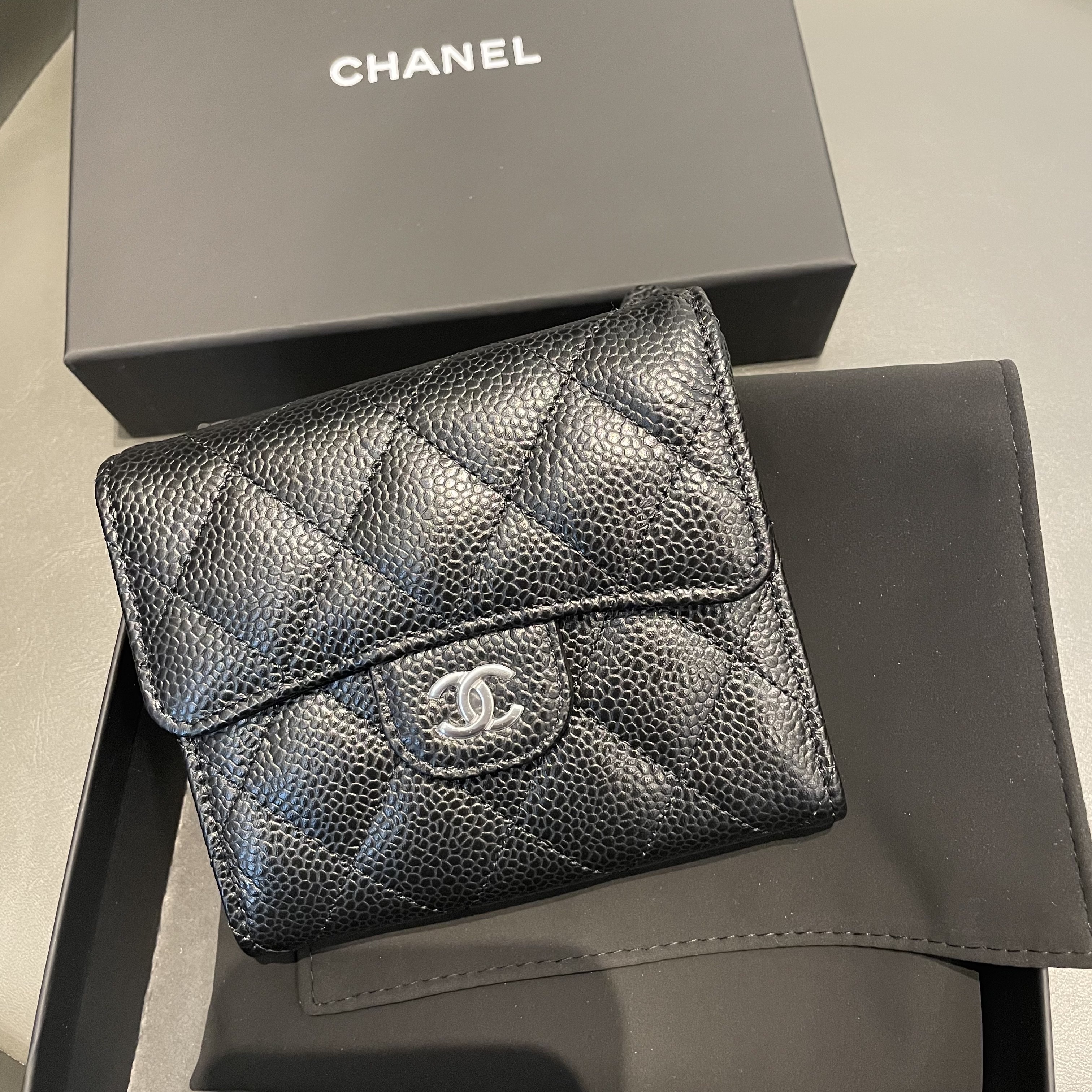 Chanel Small Classic Flap Wallet Grained Calfskin & Silver Black 착용 스타일 - 3