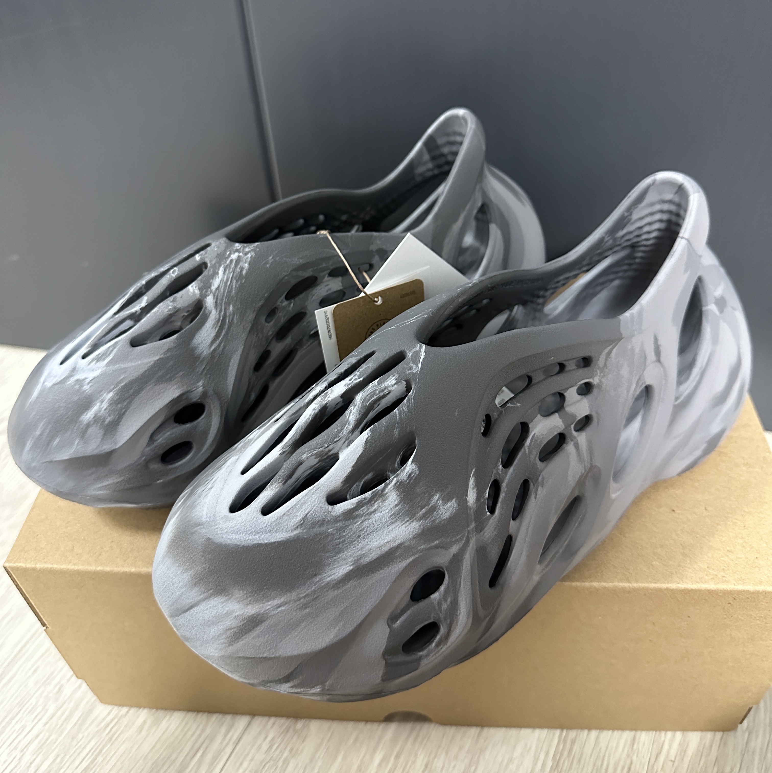 Adidas Yeezy Foam RNNR MX Granite 착용 스타일