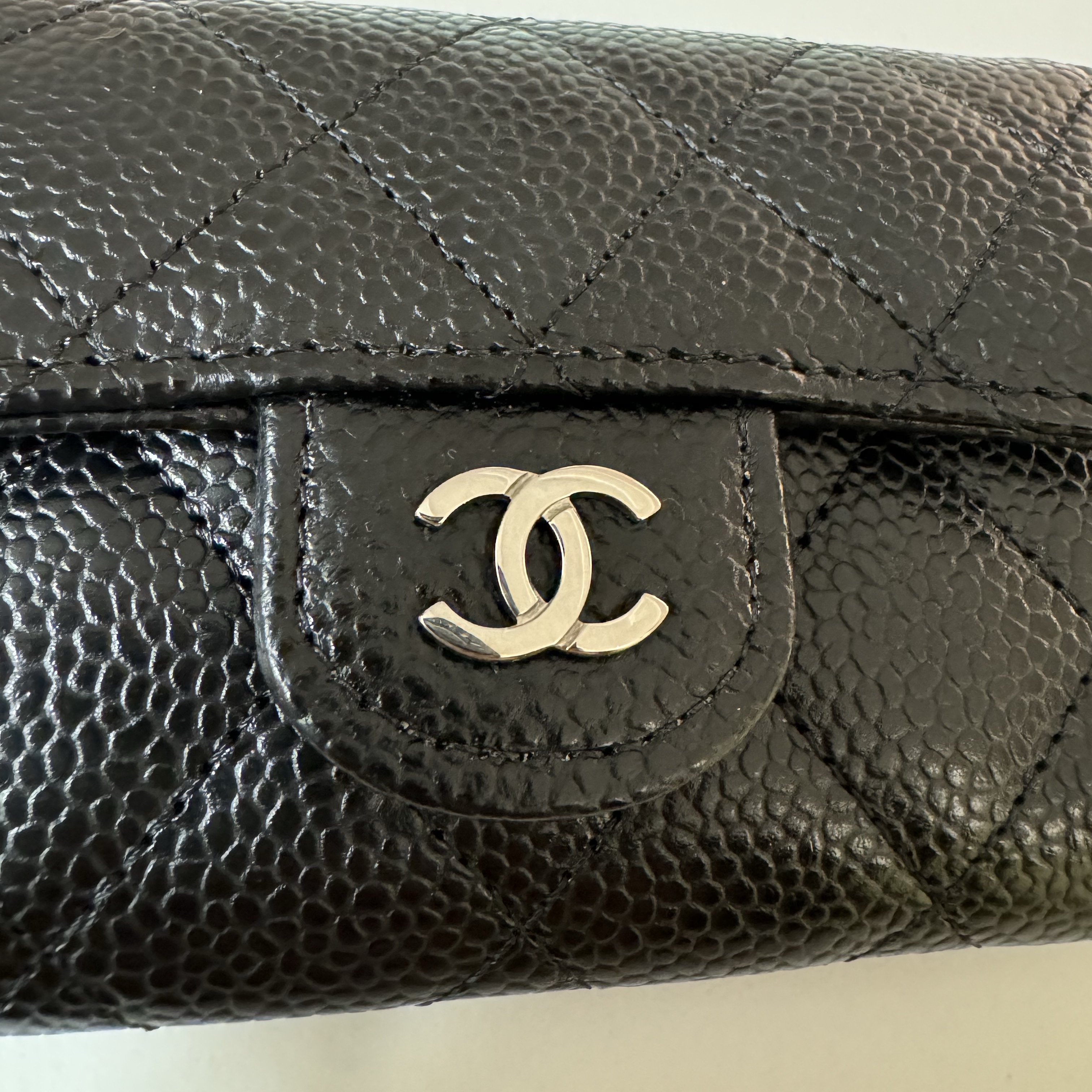 Chanel Classic Card Holder Grained Calfskin & Silver Black 착용 스타일