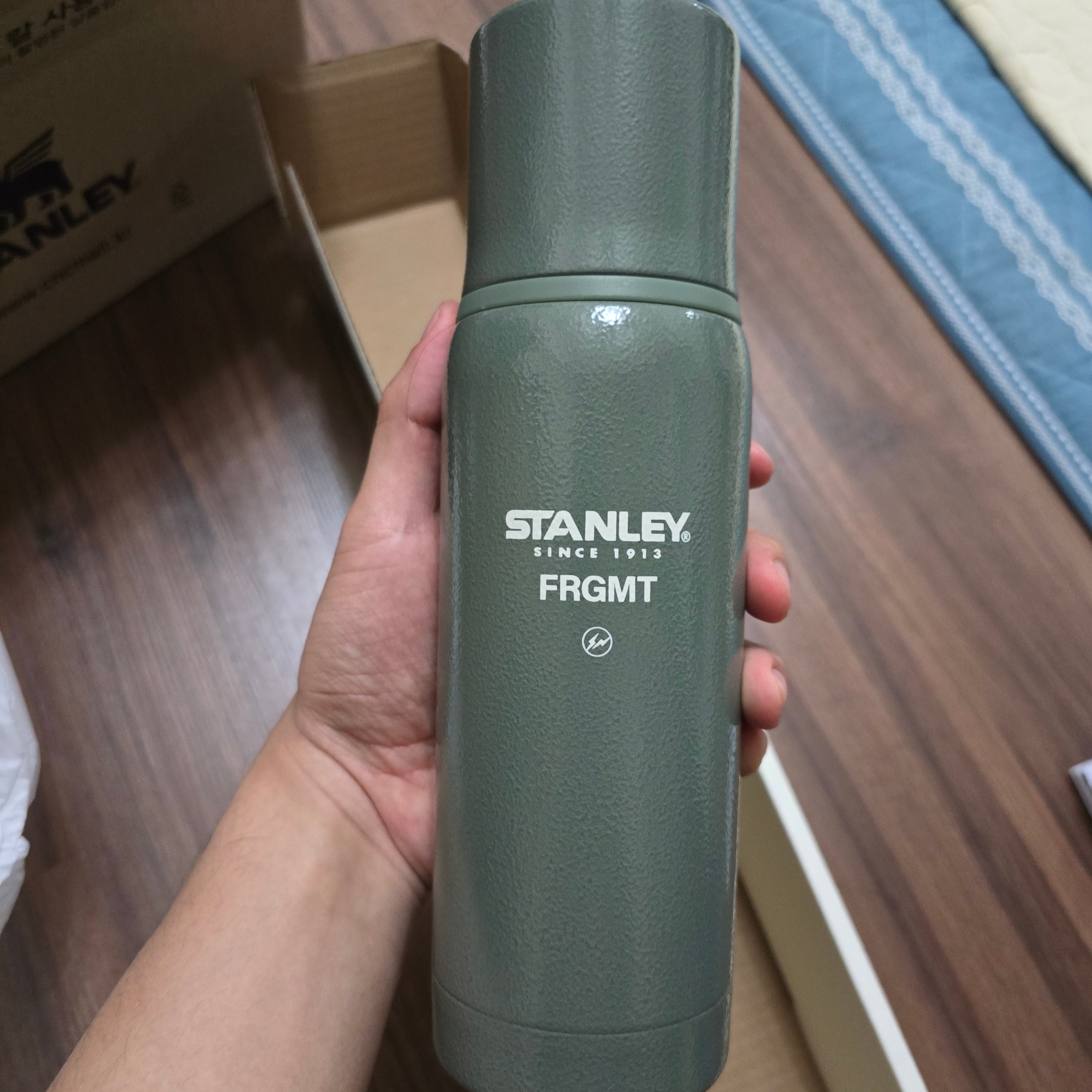 Stanley x Fragment To-Go Bottle 470ml Hammertone Green 착용 스타일