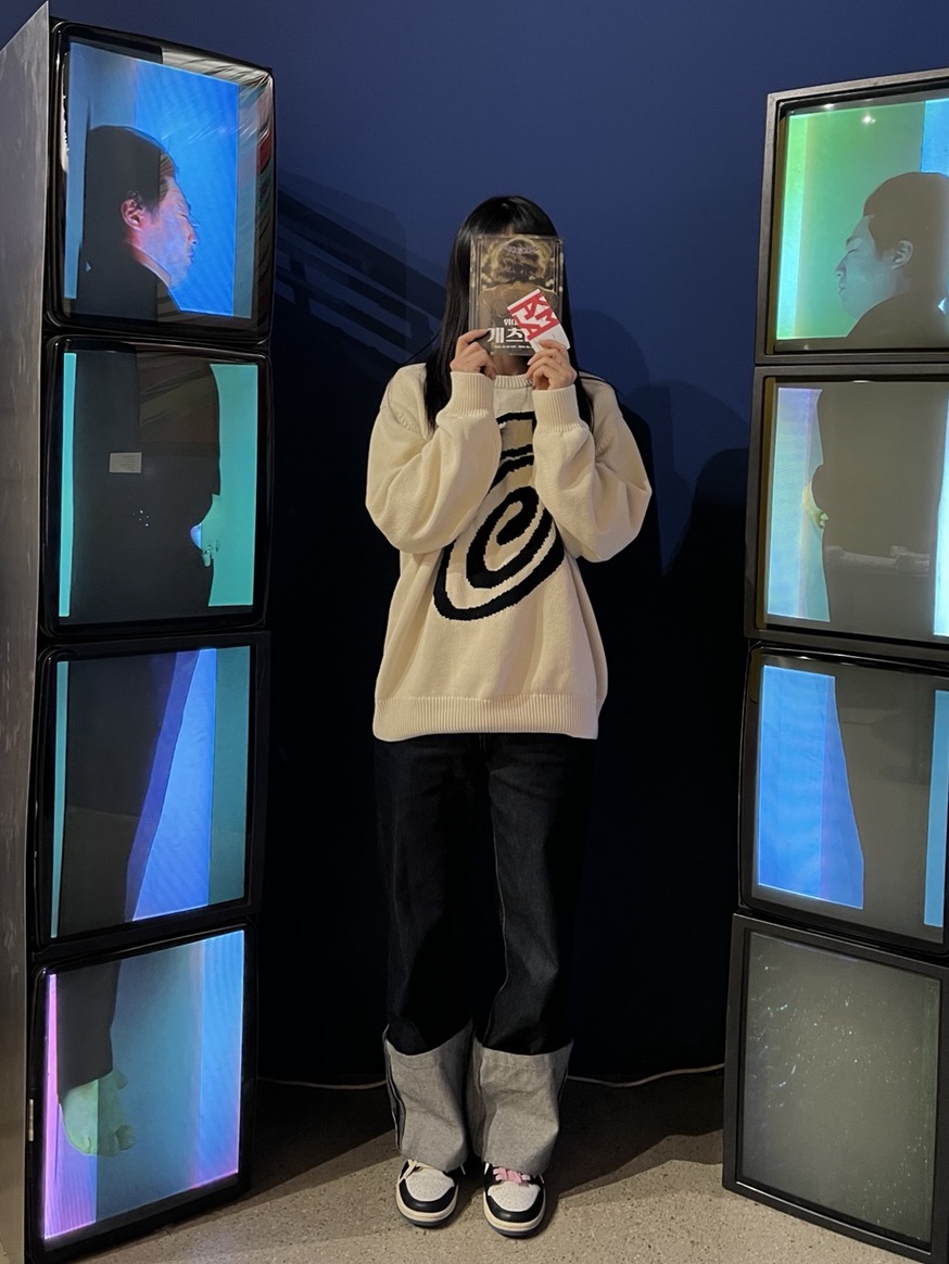 Jordan 1 x Travis Scott x Fragment Retro Low OG SP Military Blue, Stussy Curly S Sweater Natural 착용 스타일 - 1