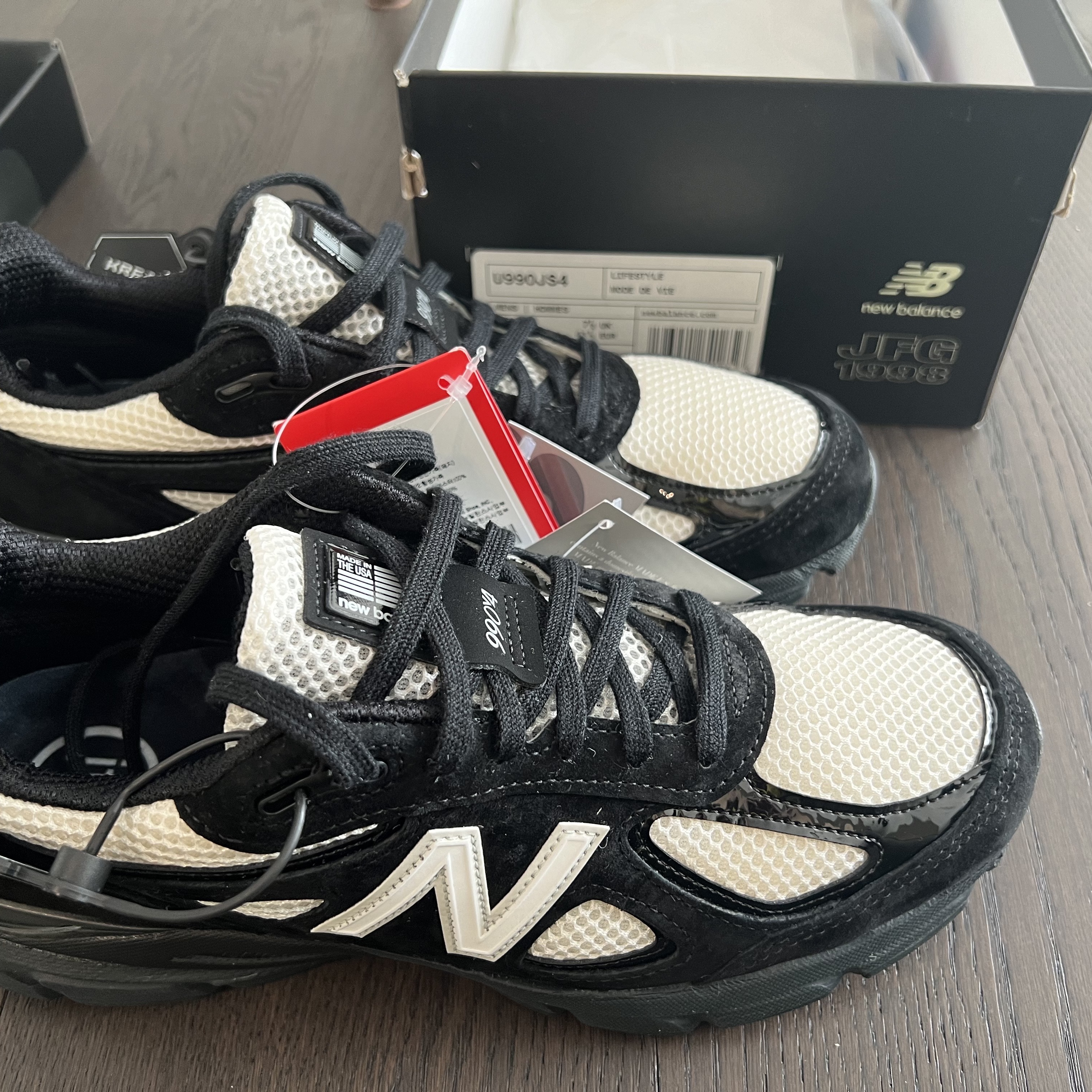 New Balance x Joe Freshgoods 990v4 Made in USA Black White 착용 스타일 - 1