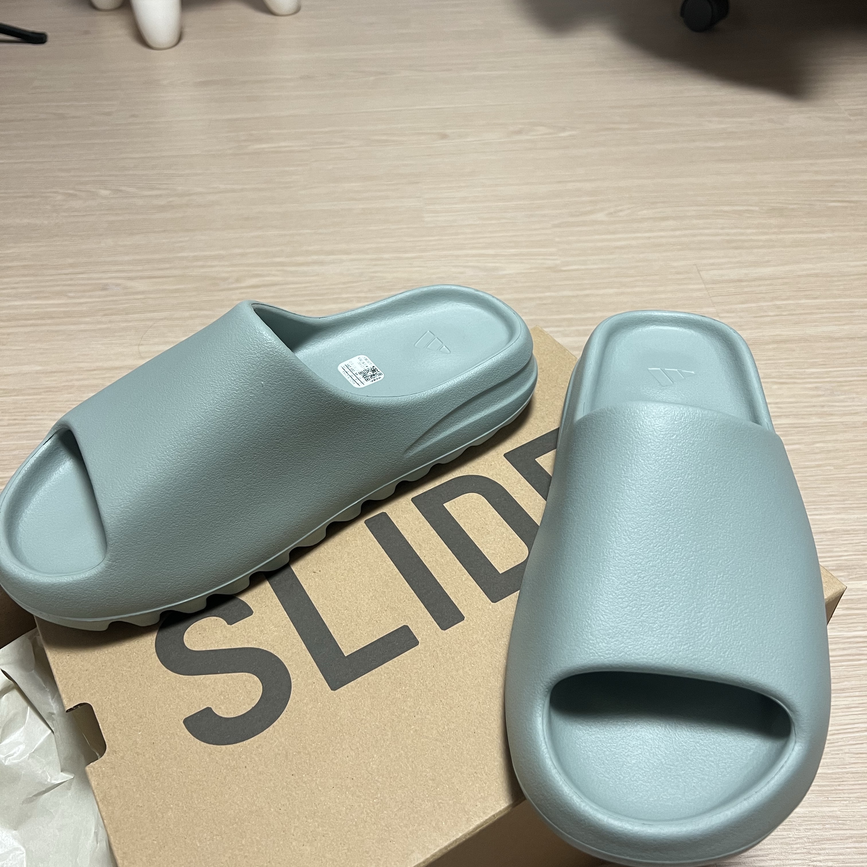 Adidas Yeezy Slide Salt 착용 스타일