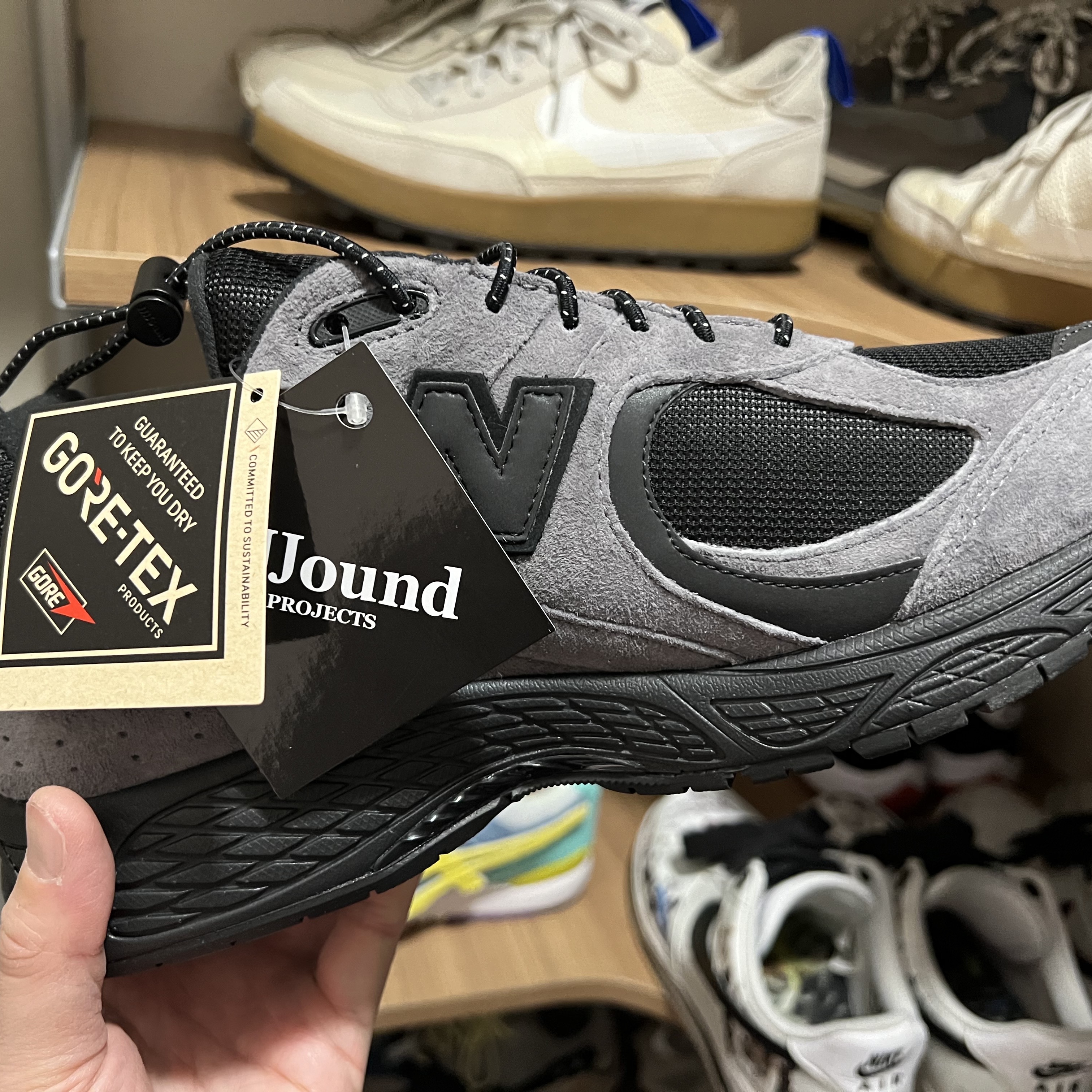 New Balance x JJJJound 2002R Gore-Tex Charcoal 착용 스타일 - 1