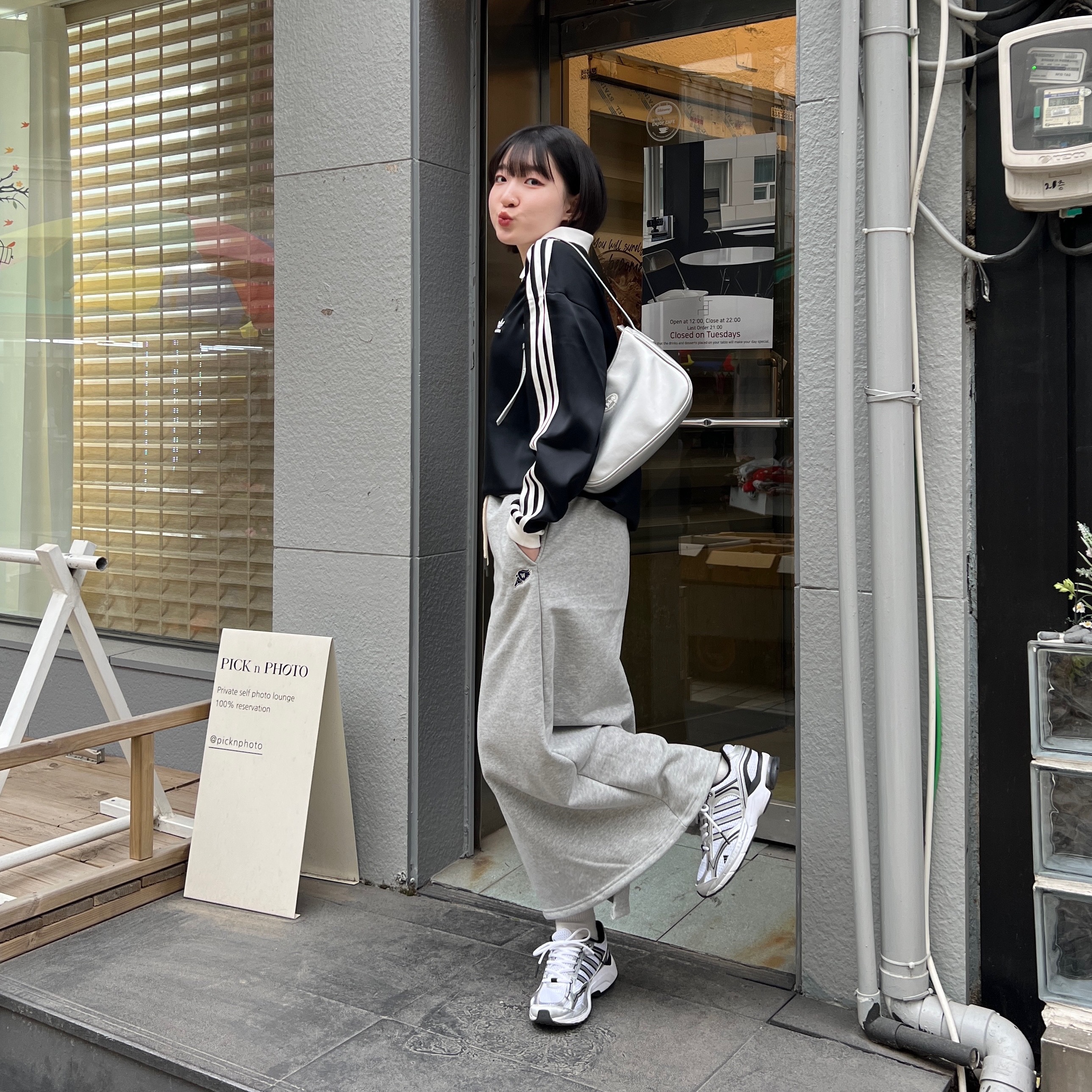 (W) Adidas 3-Stripes Satin Long Sleeve T-Shirt Black - KR Sizing 착용 스타일 - 1