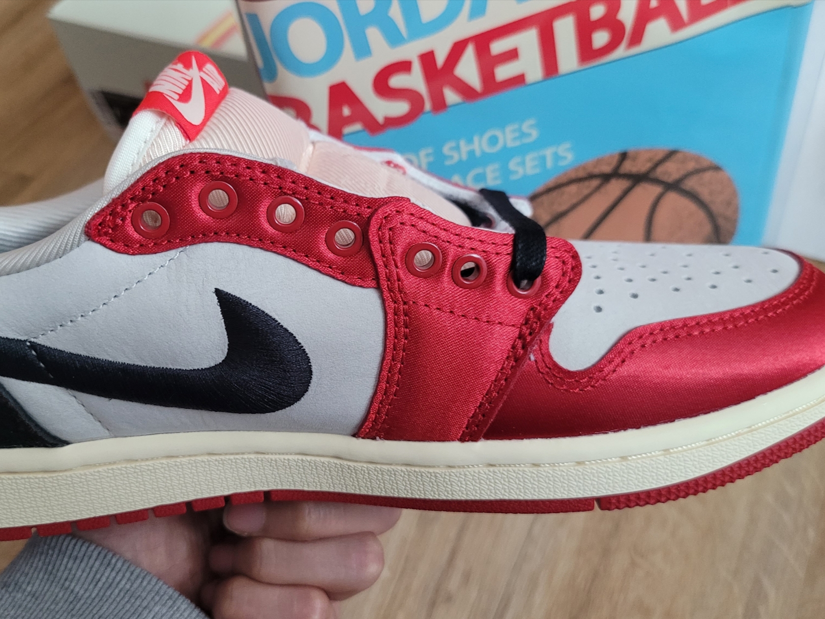 Jordan 1 x Trophy Room Retro Low OG SP Sail Varsity Red 착용 스타일 - 6