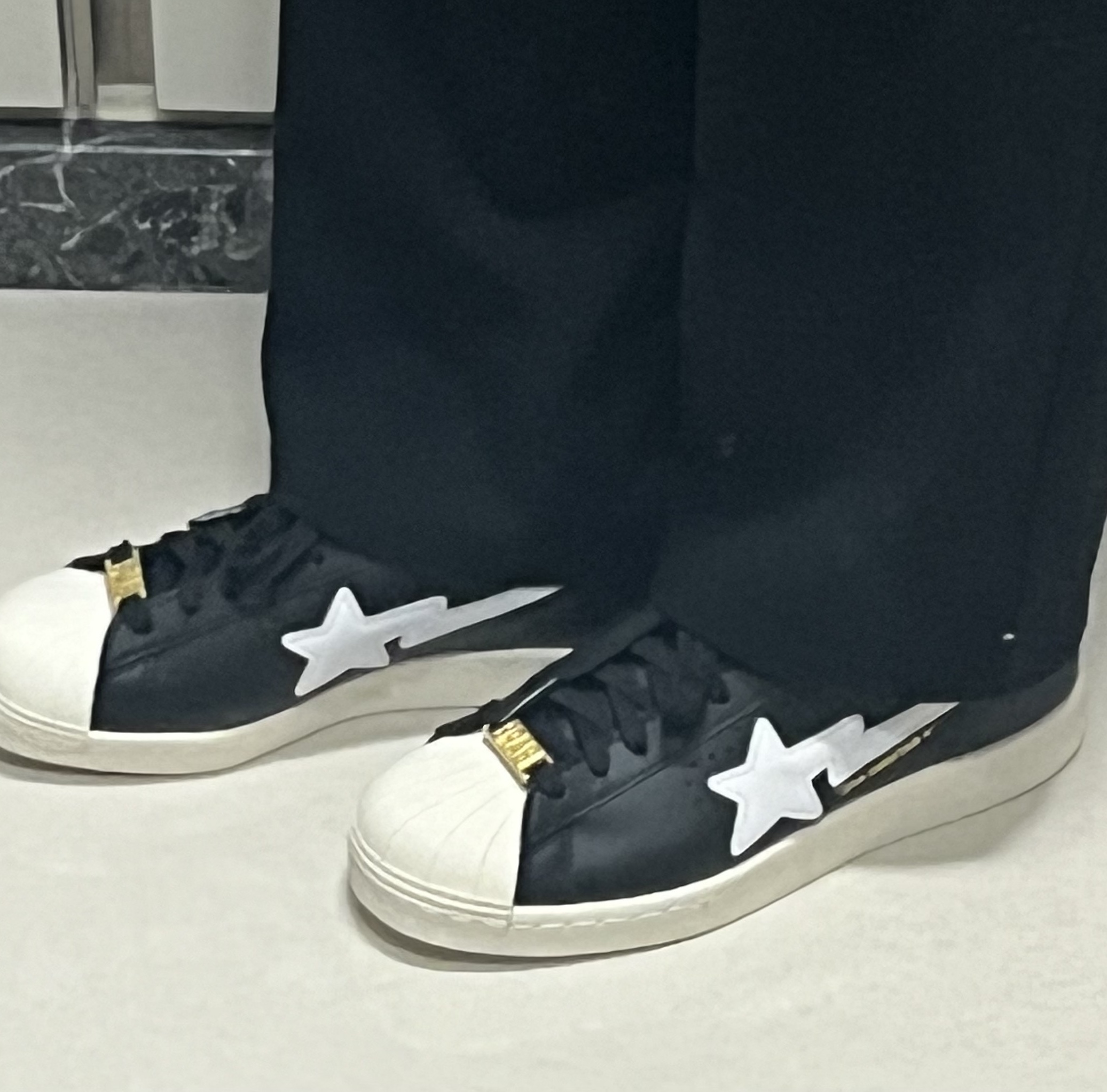 Adidas x BAPE Superstar 80s Core Black Off White 착용 스타일 - 2