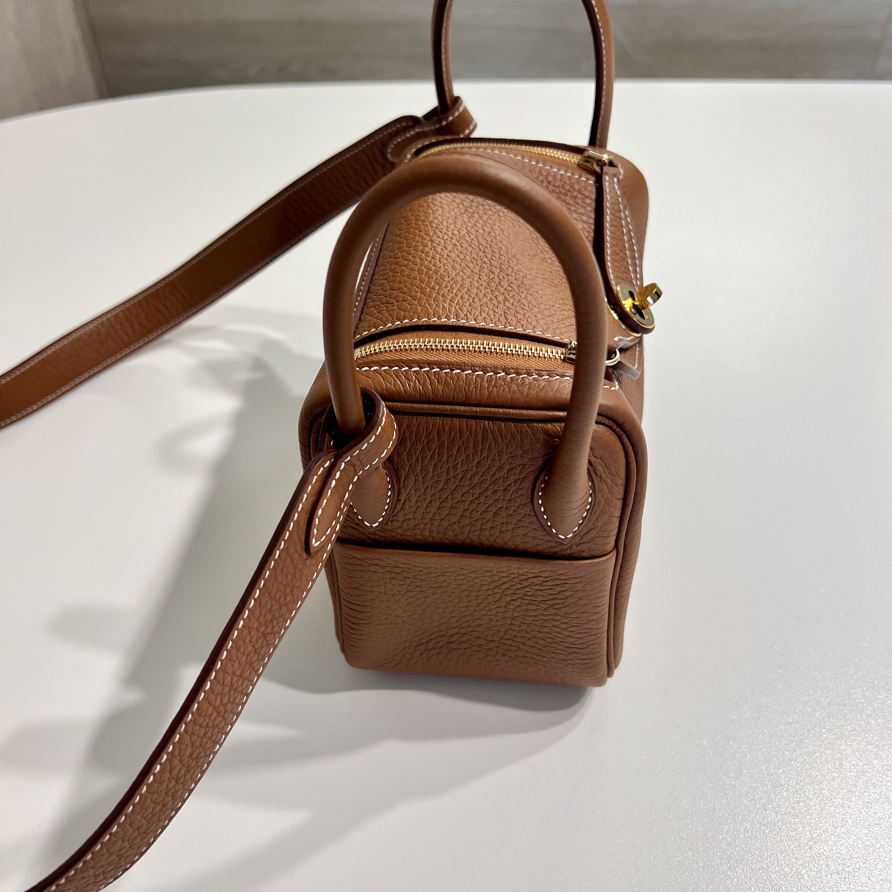 Hermes Lindy Mini Bag Clemence & Gold, Hermes Rodeo Pegase PM Charm Milo Swift & Craie Gold Mauve Sylvestre 착용 스타일 - 2