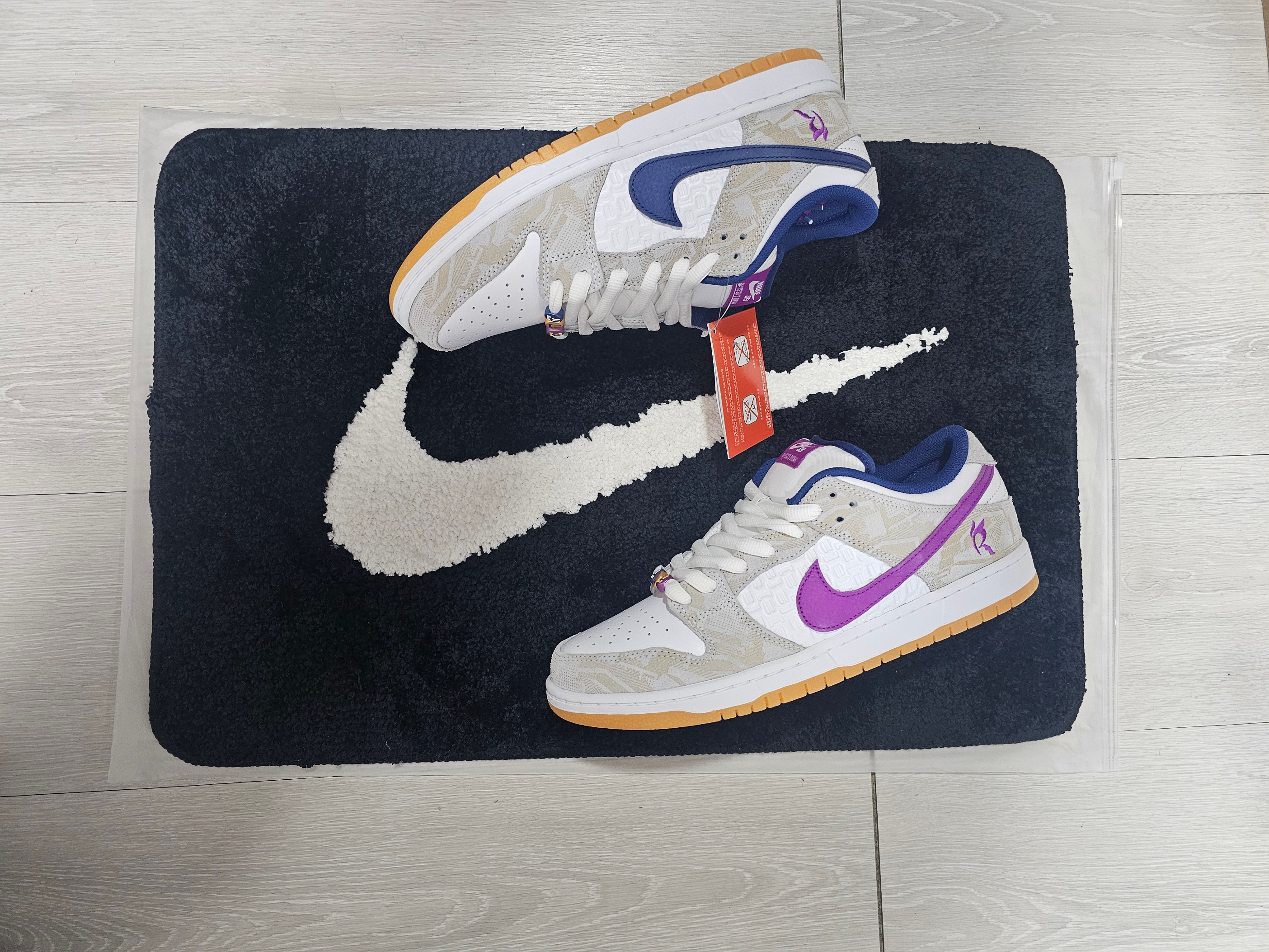 Nike x Rayssa Leal SB Dunk Low PRM Pure Platinum Vivid Purple 착용 스타일 - 3