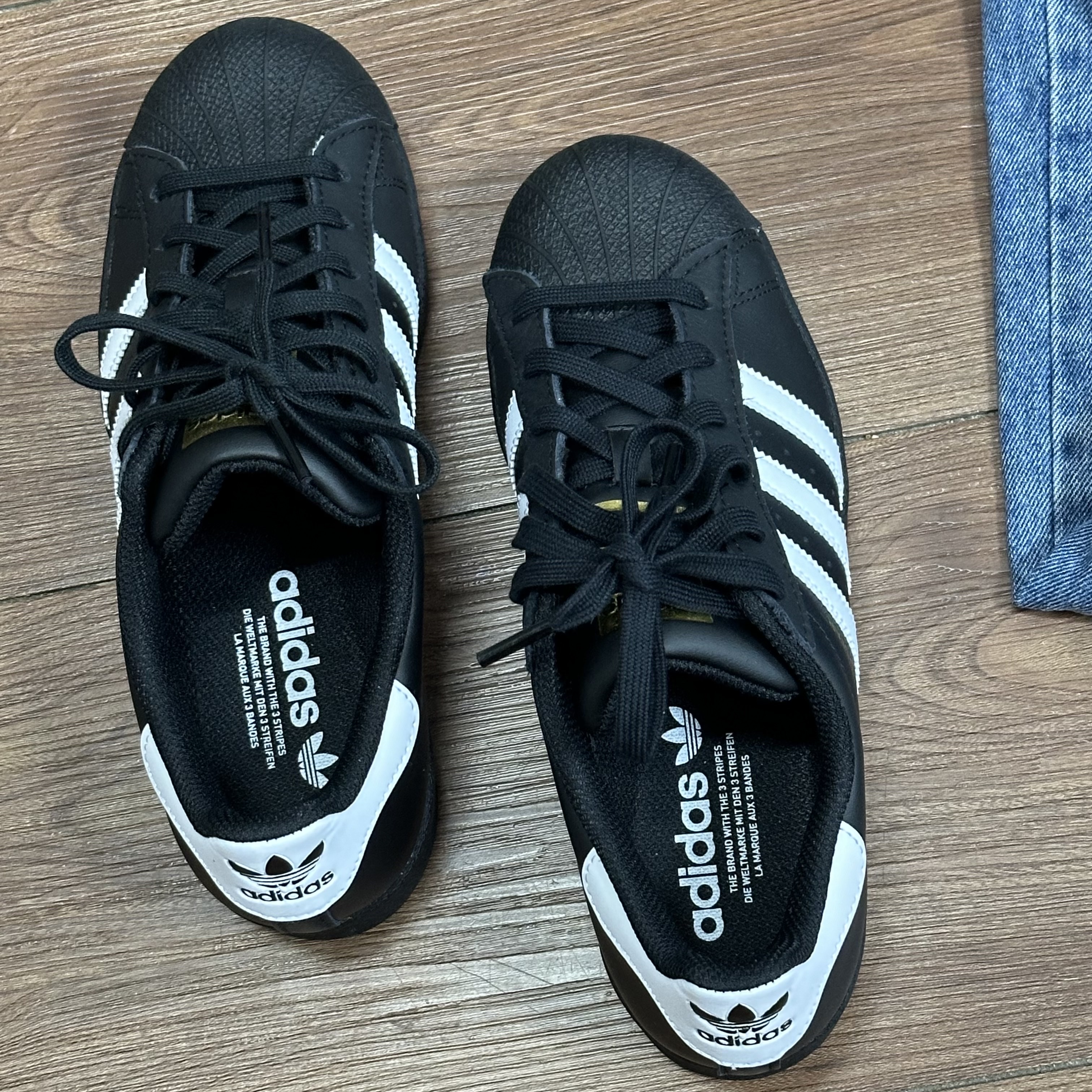 Adidas Superstar Core Black White 착용 스타일 - 2
