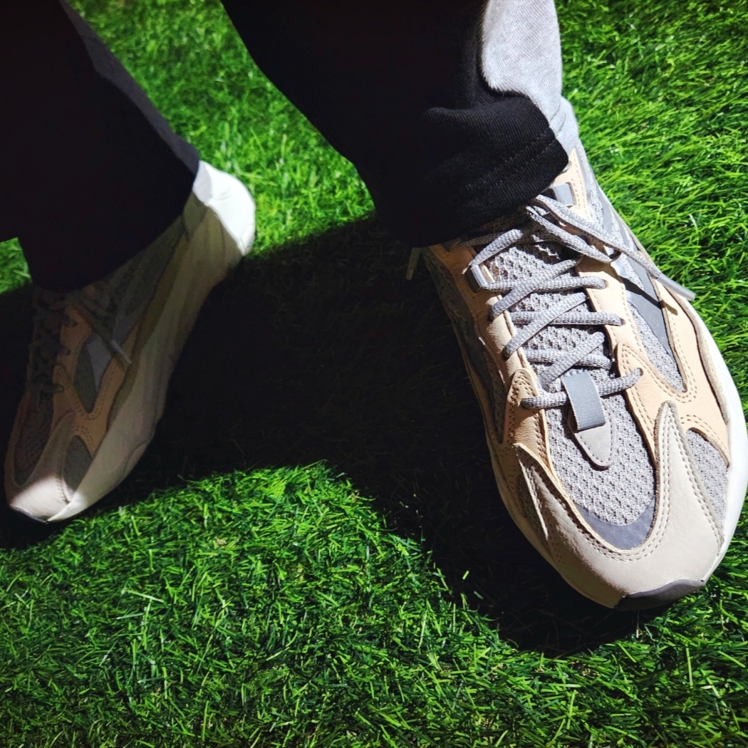 Adidas Yeezy Boost 700 V2 Cream 착용 스타일 - 4