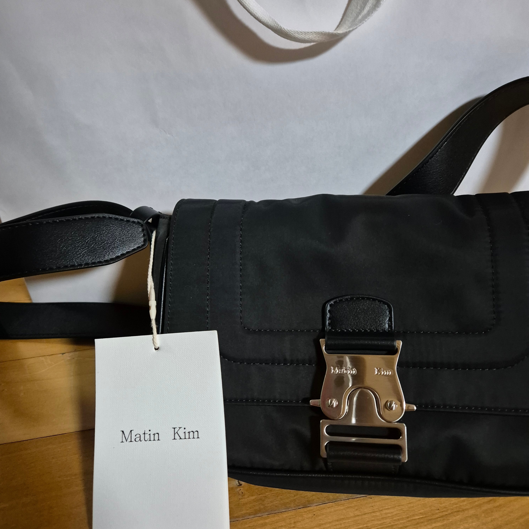 Matin Kim Mini Buckle Bag Black 착용 스타일 - 1