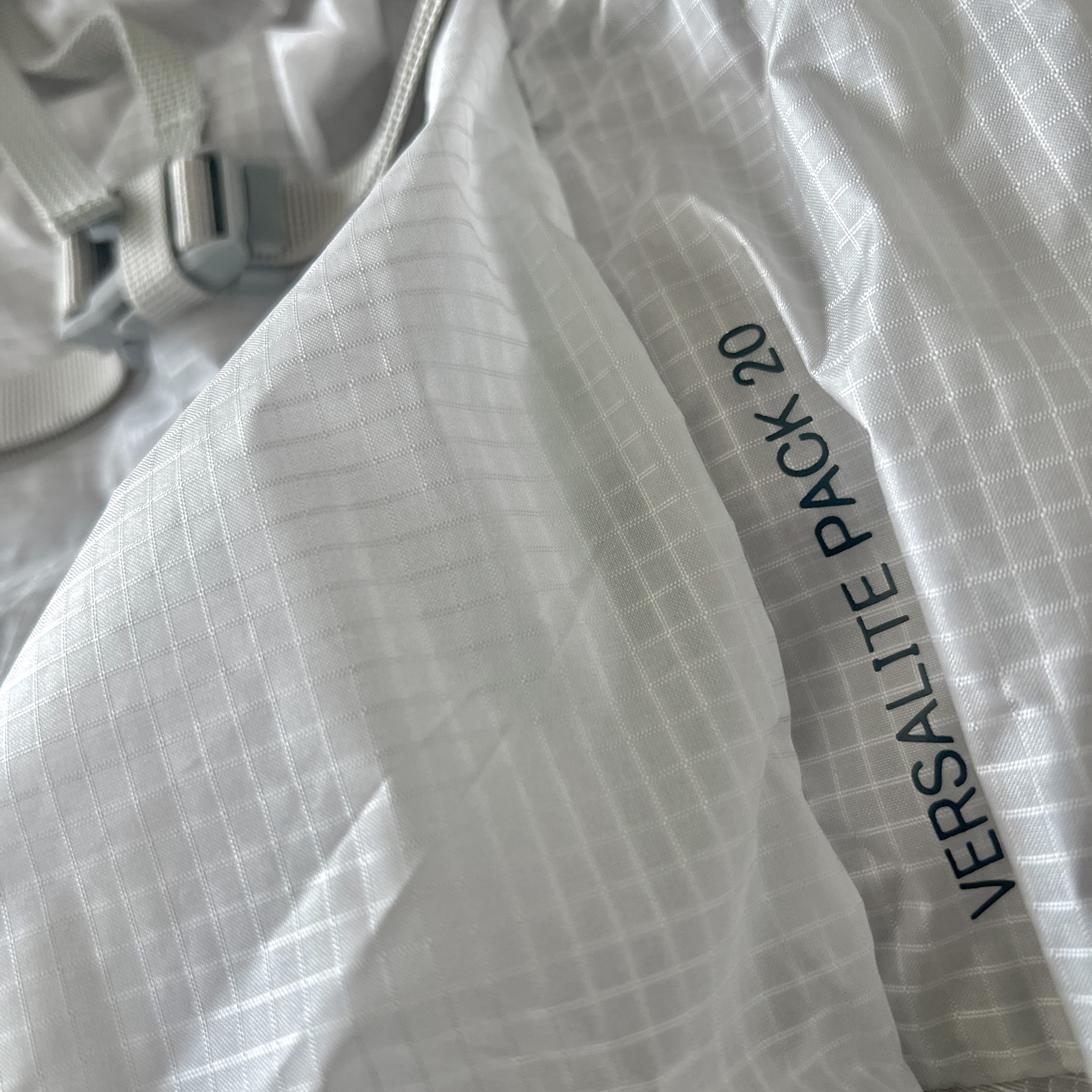 Montbell Versalite Pack 20 Backpack Ice White 착용 스타일 - 2