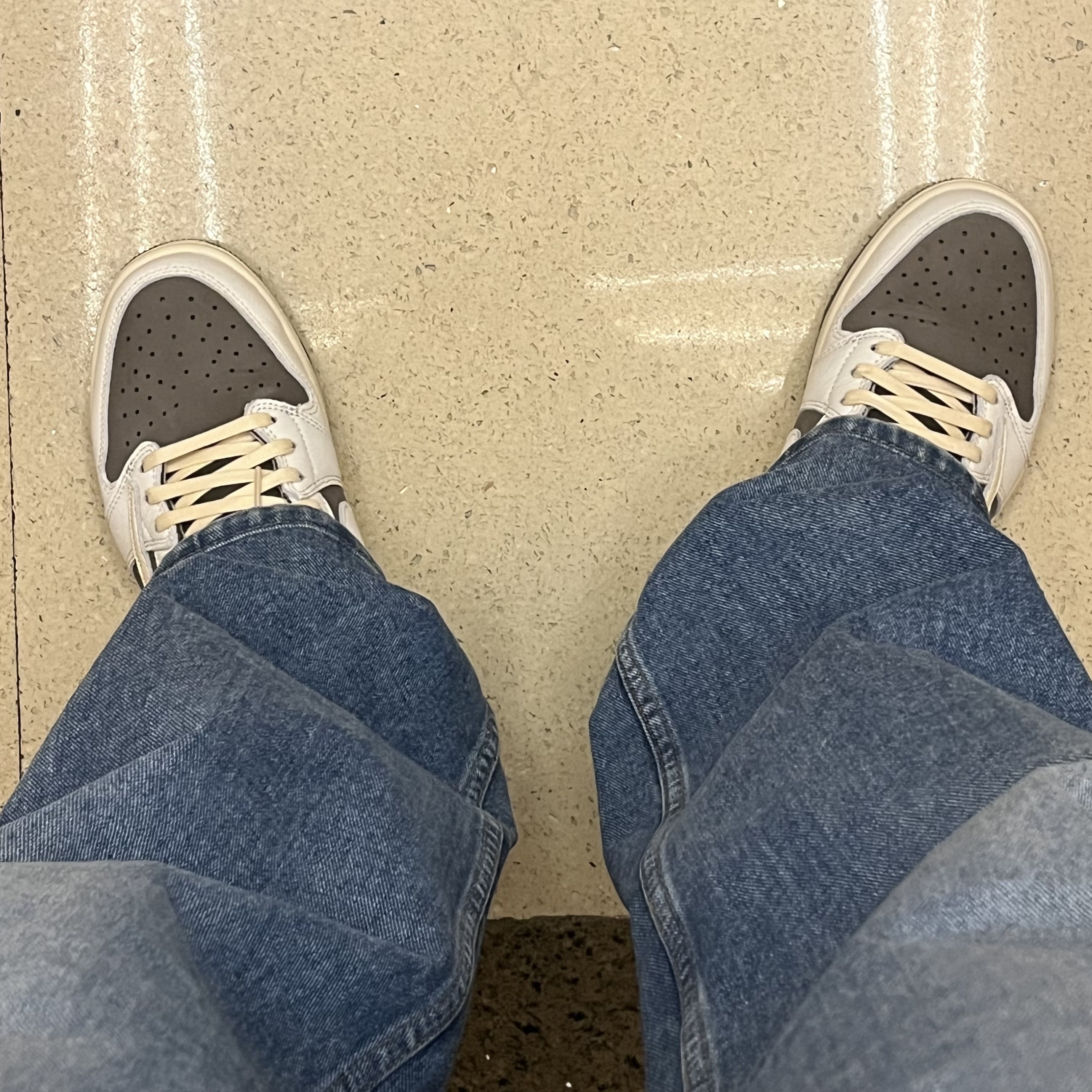 Jordan 1 x Travis Scott Retro Low OG SP Sail and Ridgerock 착용 스타일 - 1