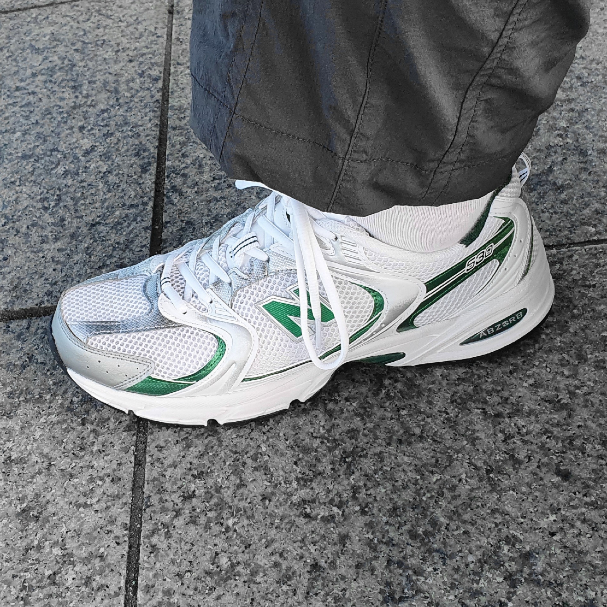 New Balance 530 White Nightwatch Green 착용 스타일