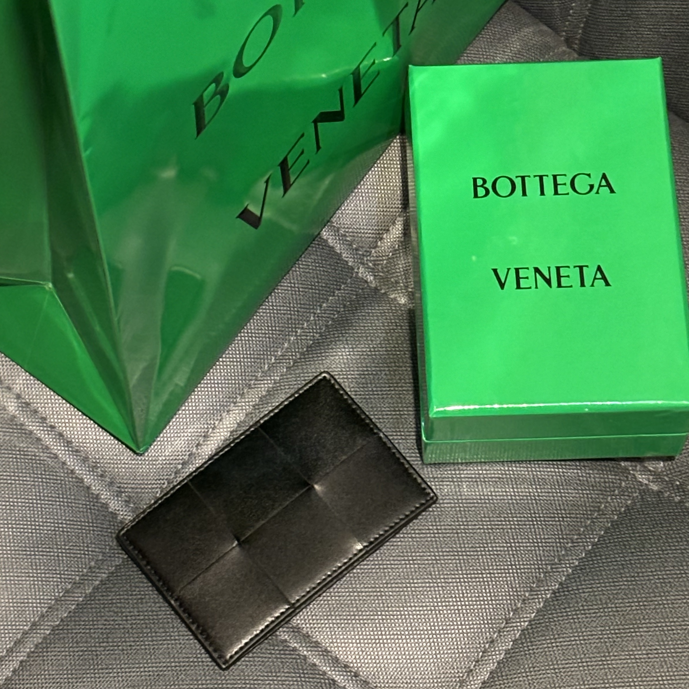 Bottega Veneta Credit Card Case Lambskin & Calfskin Black 착용 스타일