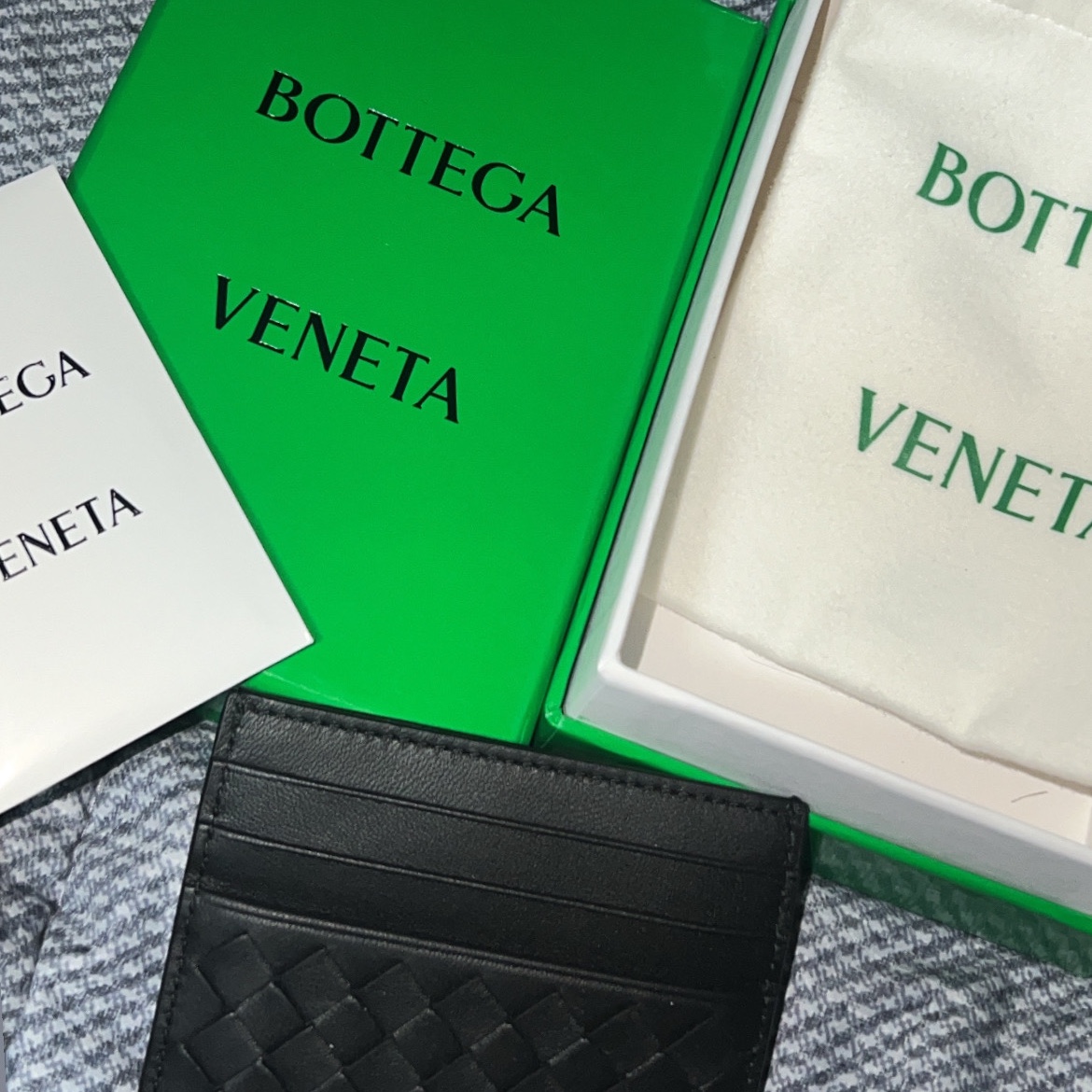 Bottega Veneta Credit Card Case Black 착용 스타일