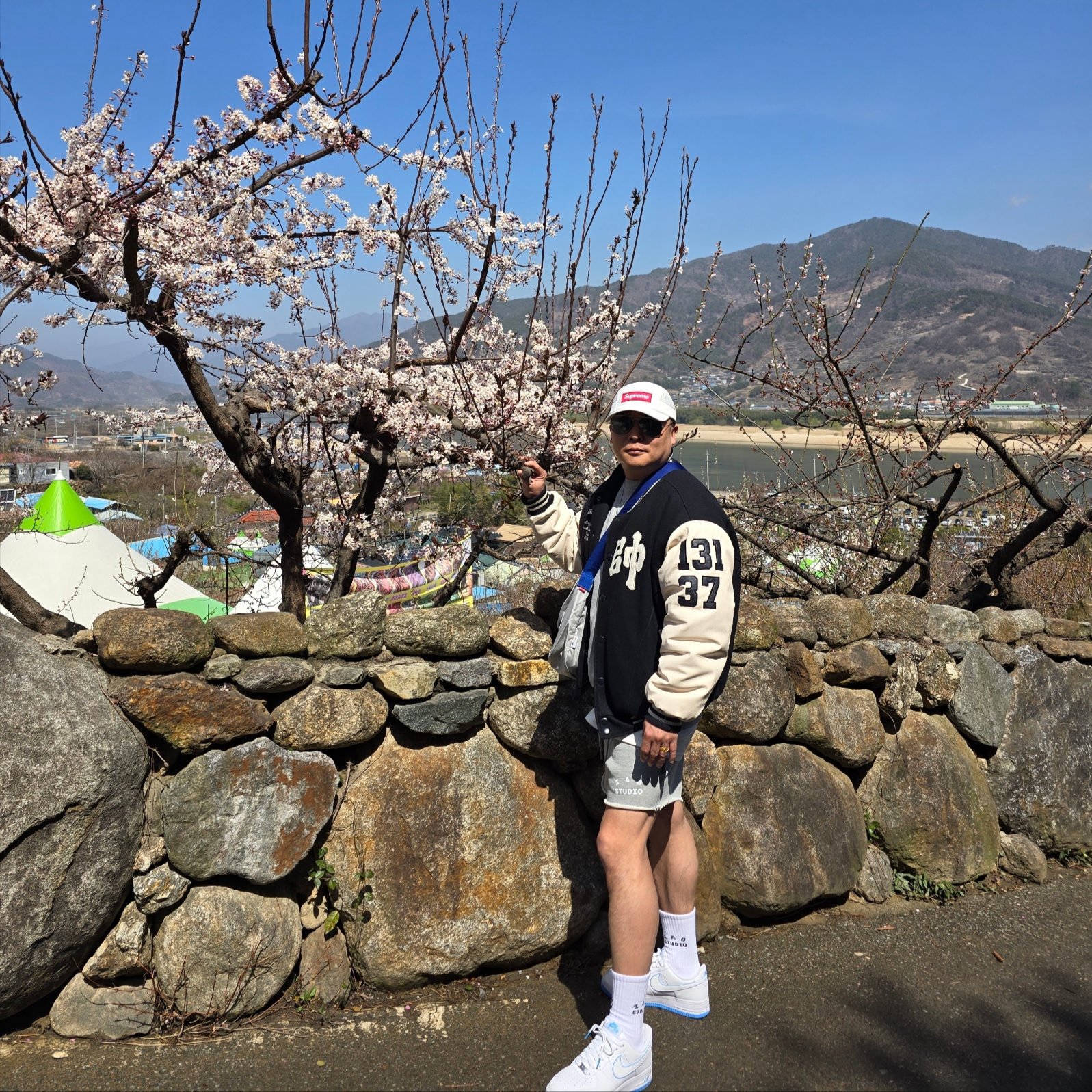Supreme Small Messenger Bag Silver - 22SS, Supreme Mesh Pocket Camp Cap White - 23FW 착용 스타일