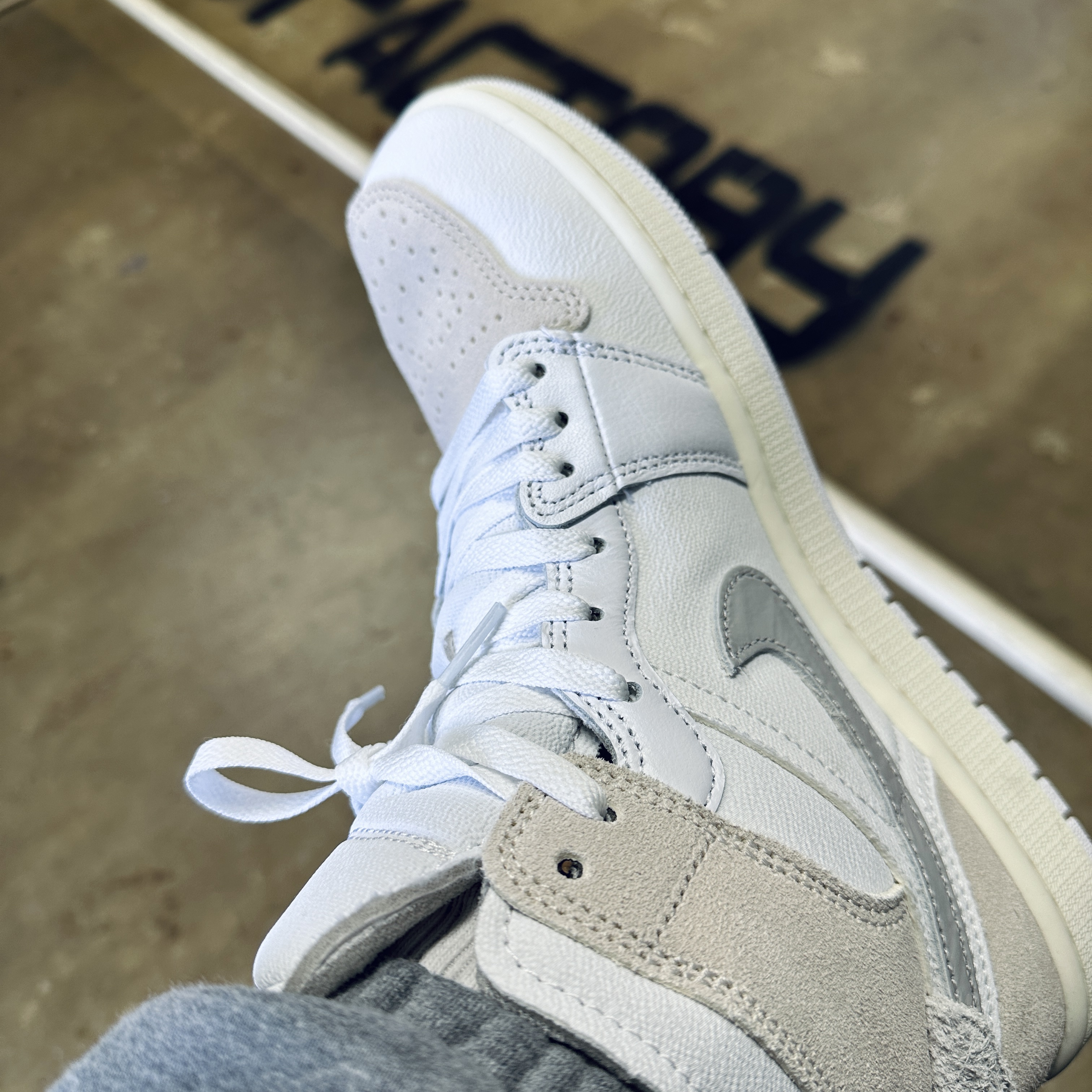 Jordan 1 Mid SE Craft White Light Orewood Brown 착용 스타일