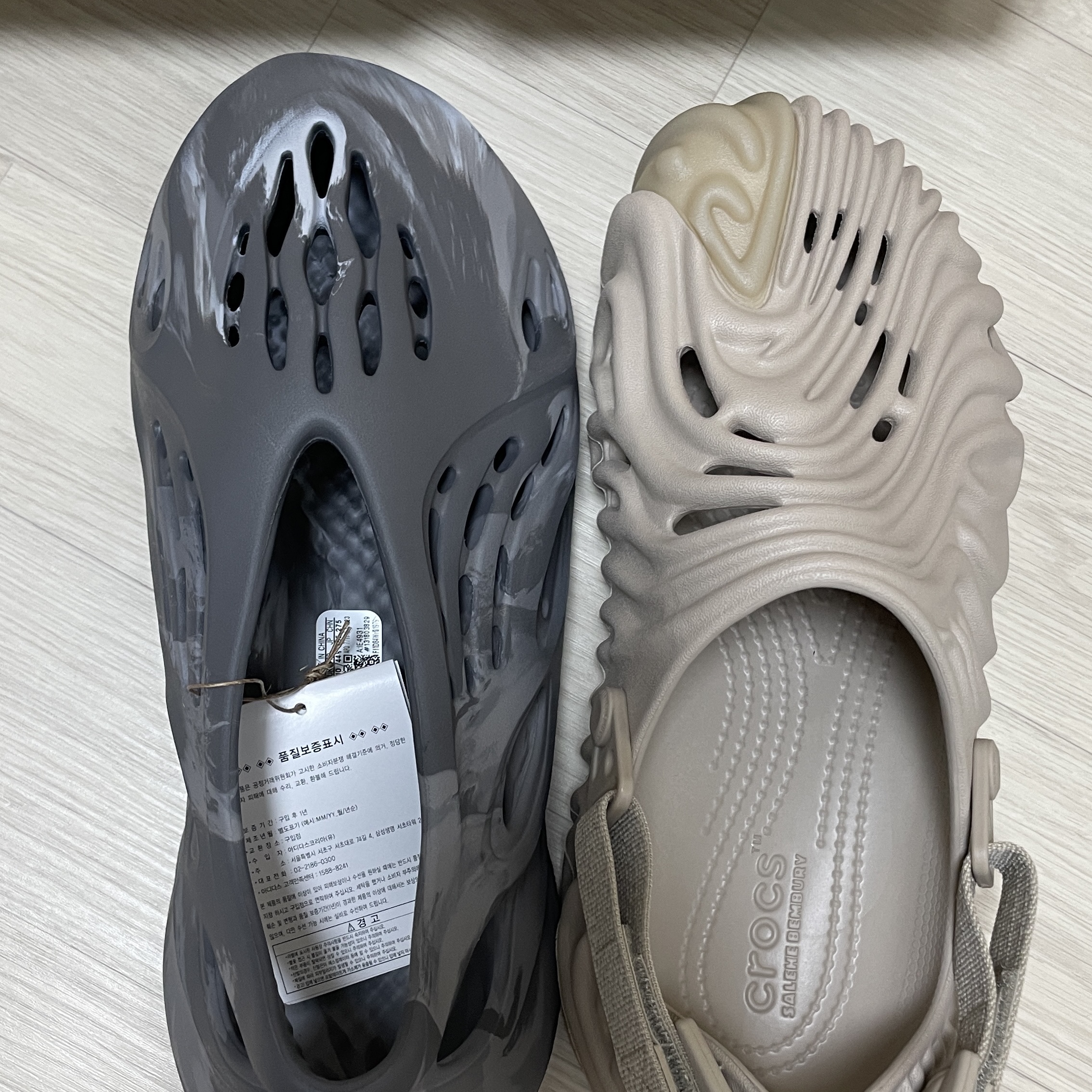 Adidas Yeezy Foam RNNR MX Granite, Crocs x Salehe Bembury Pollex Clog Horchata 착용 스타일 - 1