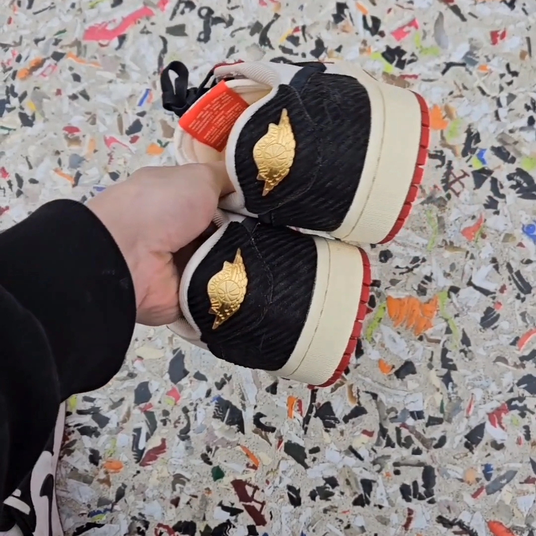Jordan 1 x Trophy Room Retro Low OG SP Sail Varsity Red, Jordan 1 Retro Low OG Black Toe 착용 스타일 - 2