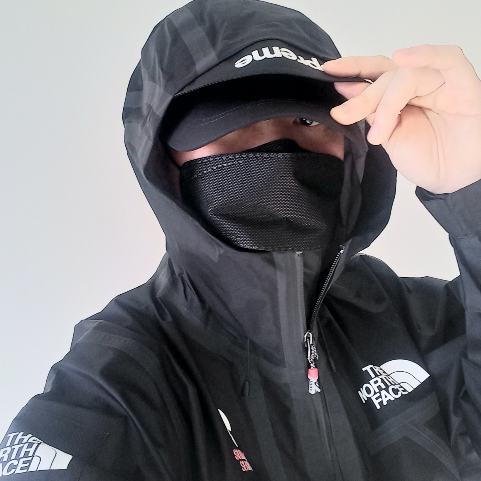 Supreme x The North Face Summit Series Outer Tape Seam Jacket Black - 21SS, Arc'teryx Squamish Pants Black 착용 스타일 - 1