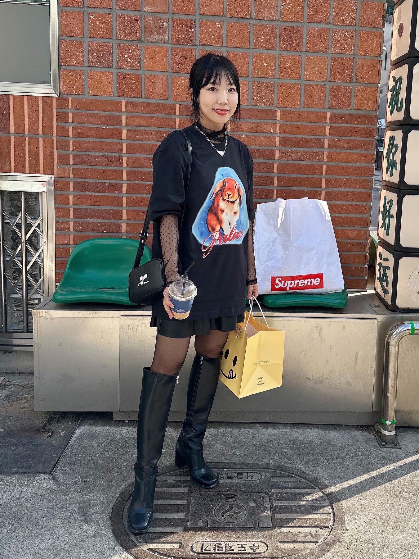 Palace Bunny T-Shirt Black - 24SS, Courreges Reedition Camera Bag Chocolate 착용 스타일 - 2