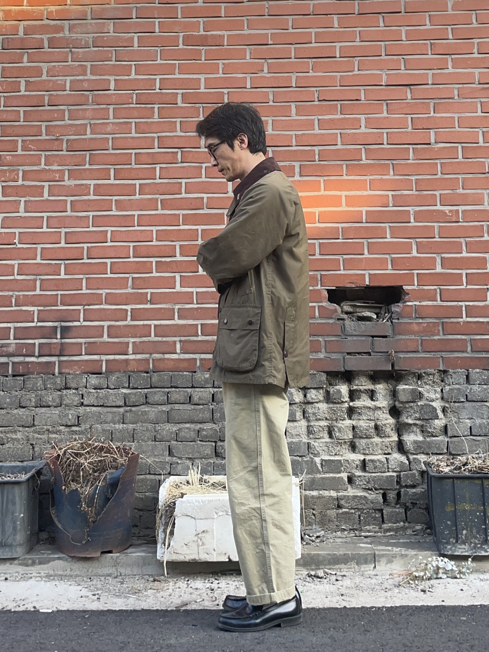 Barbour Bedale Short Wax Jacket Olive, Haruta Leather Penny Loafer Black 착용 스타일 - 2