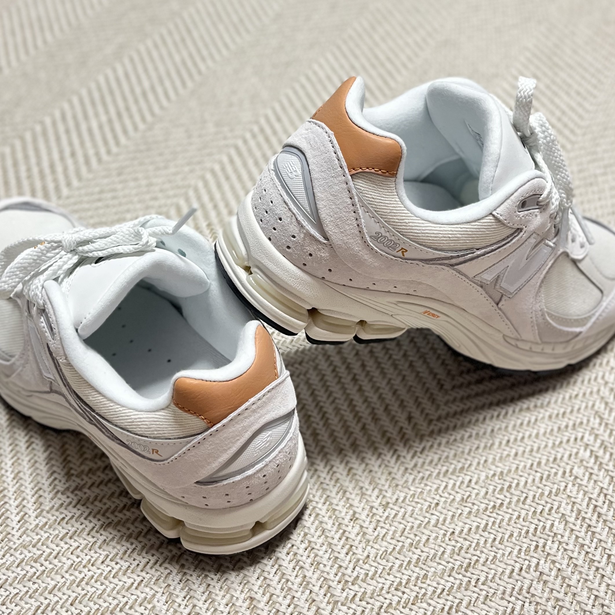 New Balance 2002R Reflection Sepia Sea Salt 착용 스타일 - 2