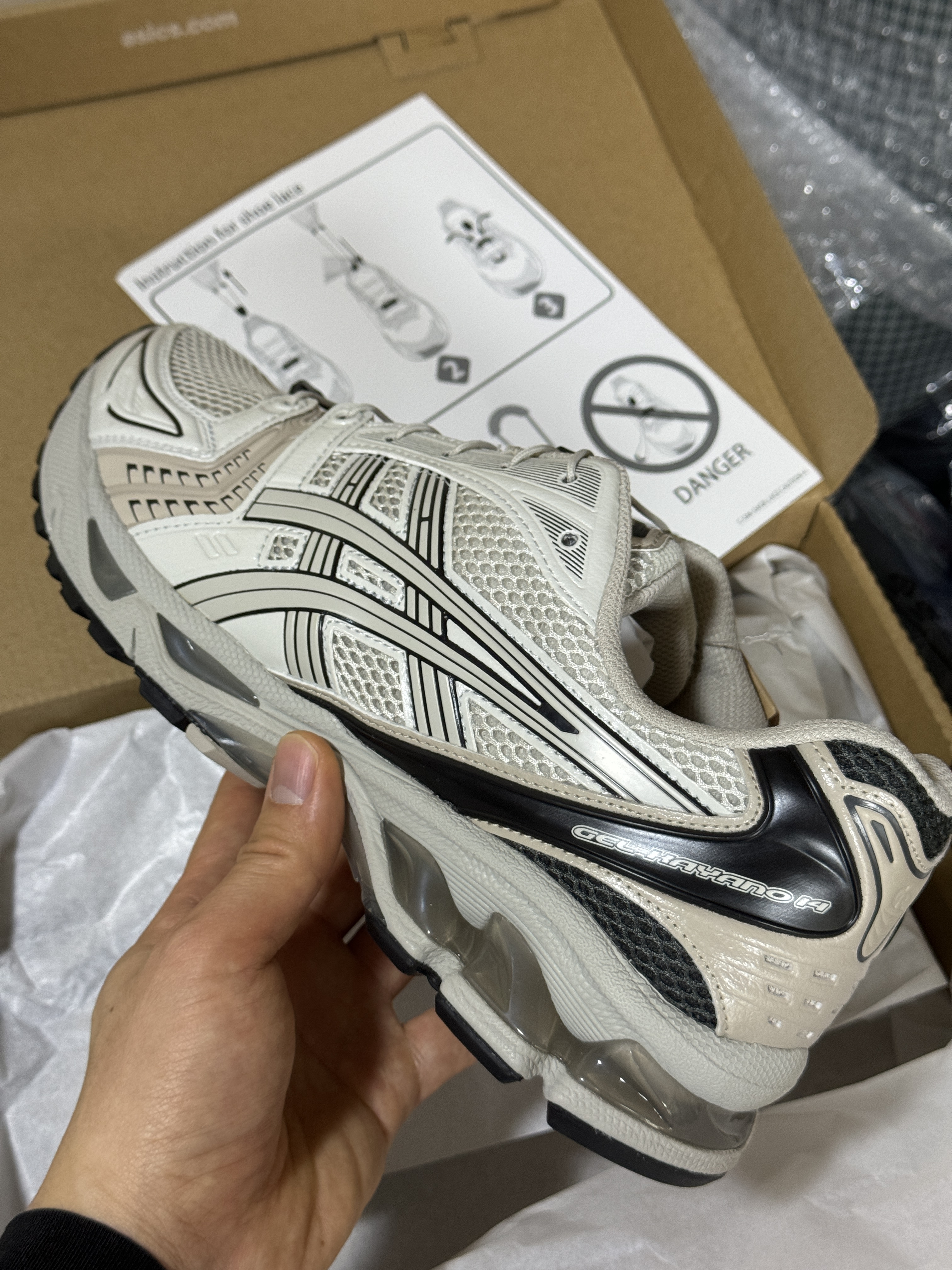Asics Unlimited Gel-Kayano 14 Smoke Grey 착용 스타일