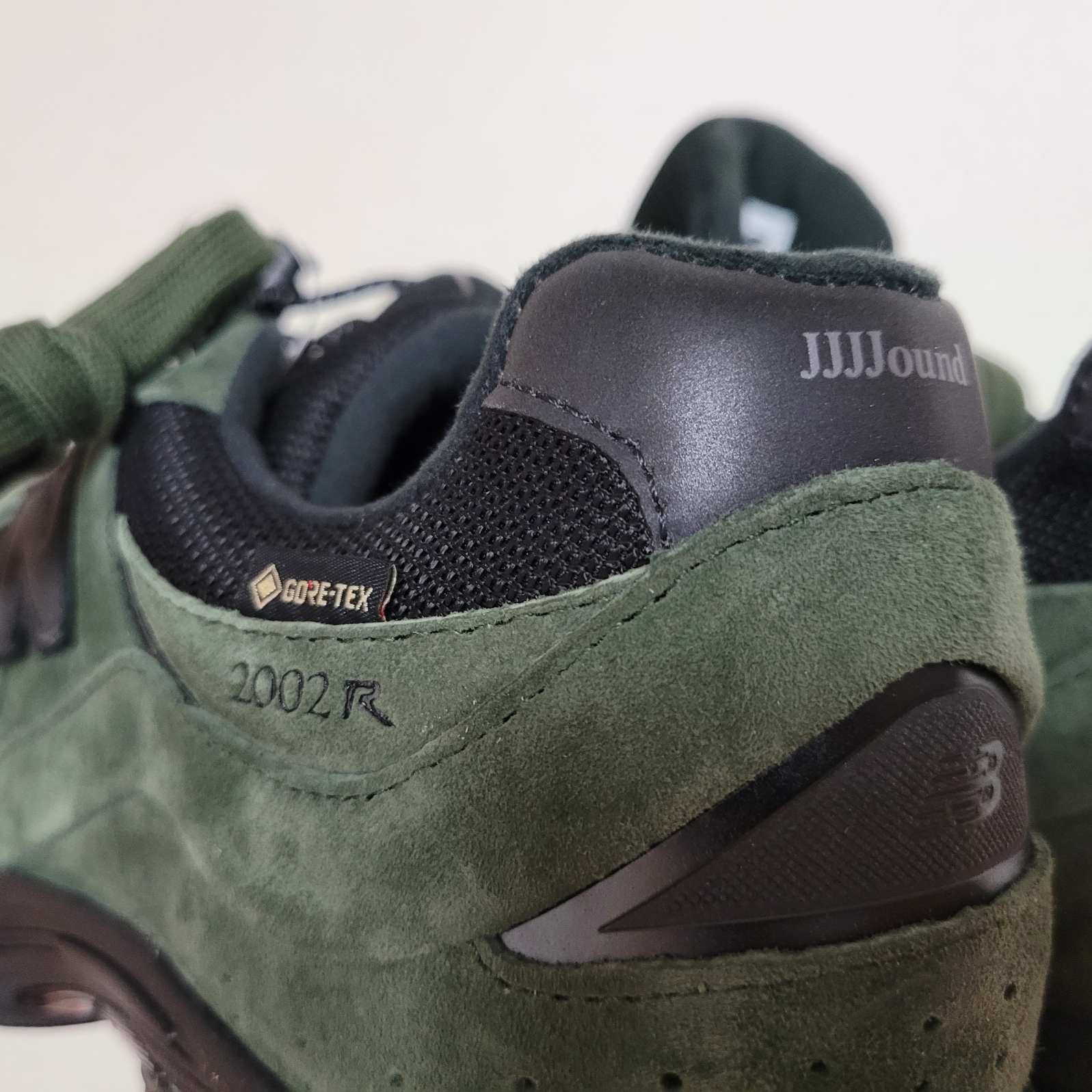 New Balance x JJJJound 2002R Gore-Tex Pine 착용 스타일 - 3