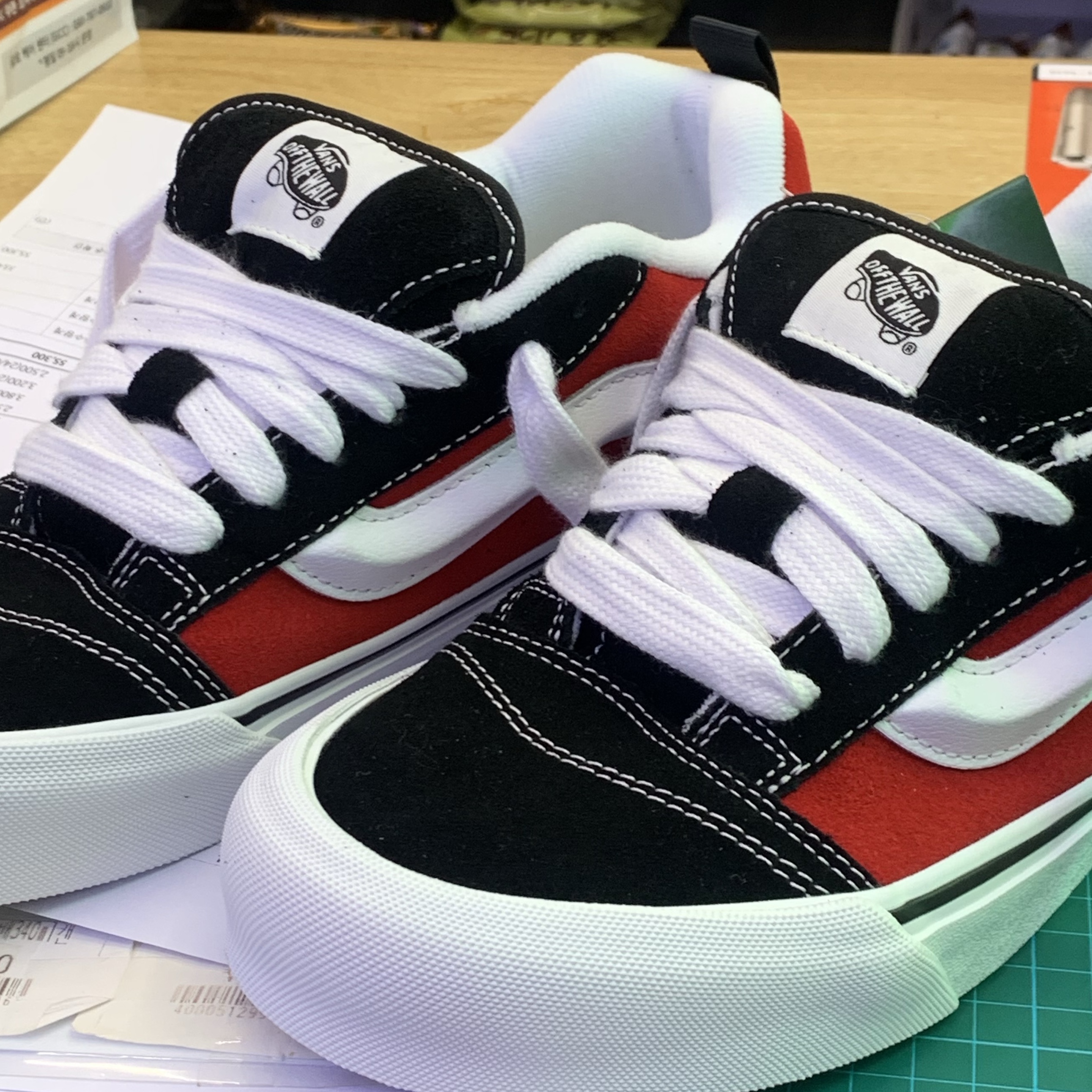 Vans Knu-Skool Red True White 착용 스타일 - 2