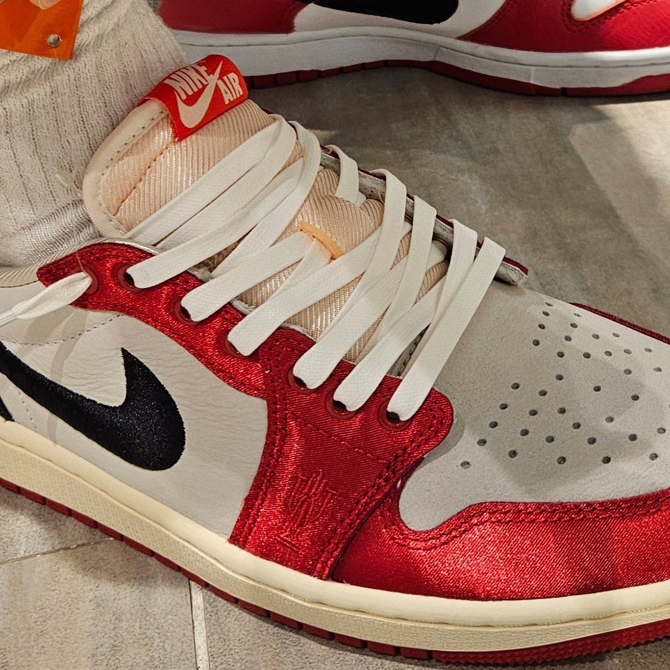Jordan 1 x Trophy Room Retro Low OG SP Sail Varsity Red, Nike Dunk Low SP White and University Red 2023 착용 스타일 - 6